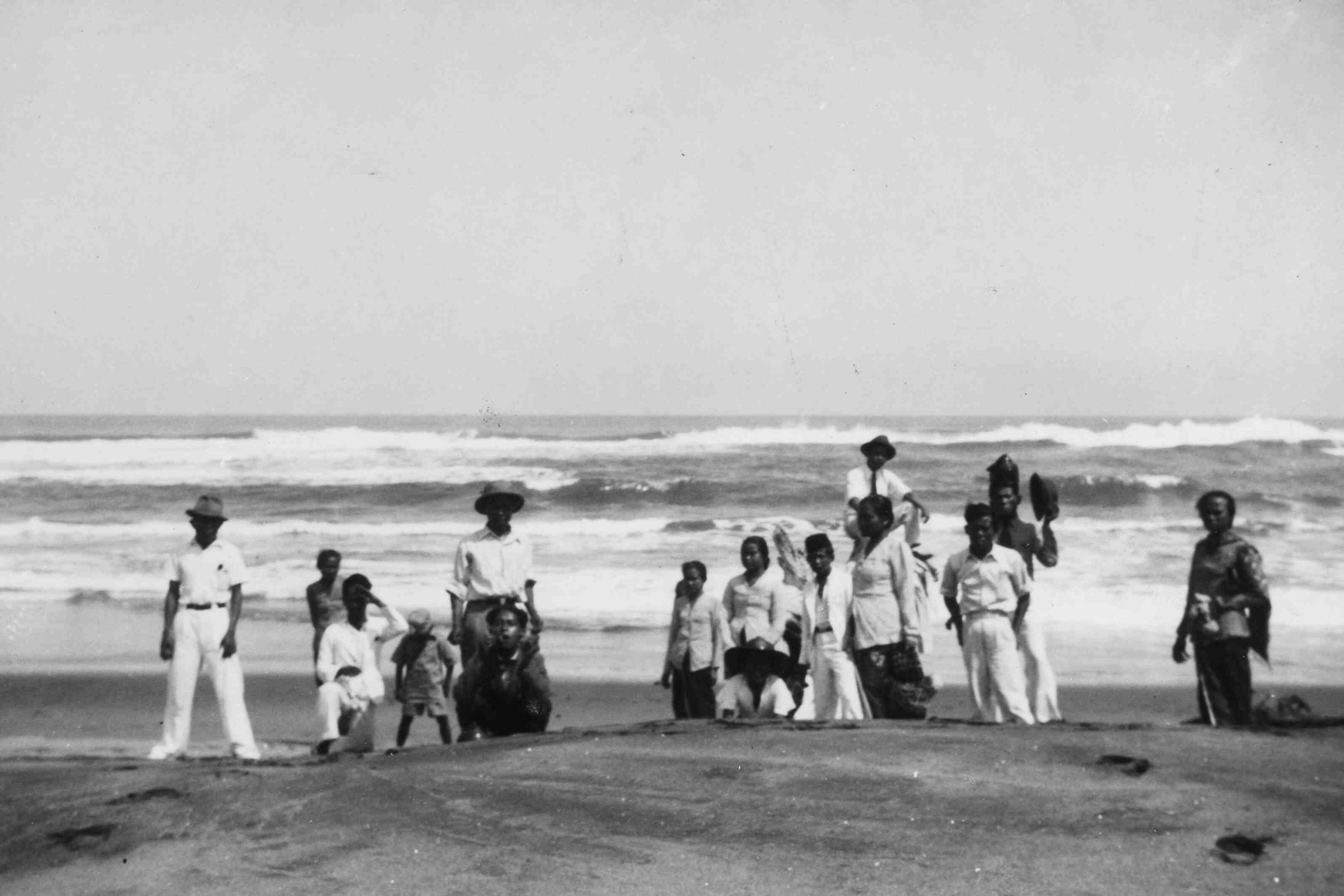 lokale bevolking op het strand Nederlands-Indië, rond 1946
