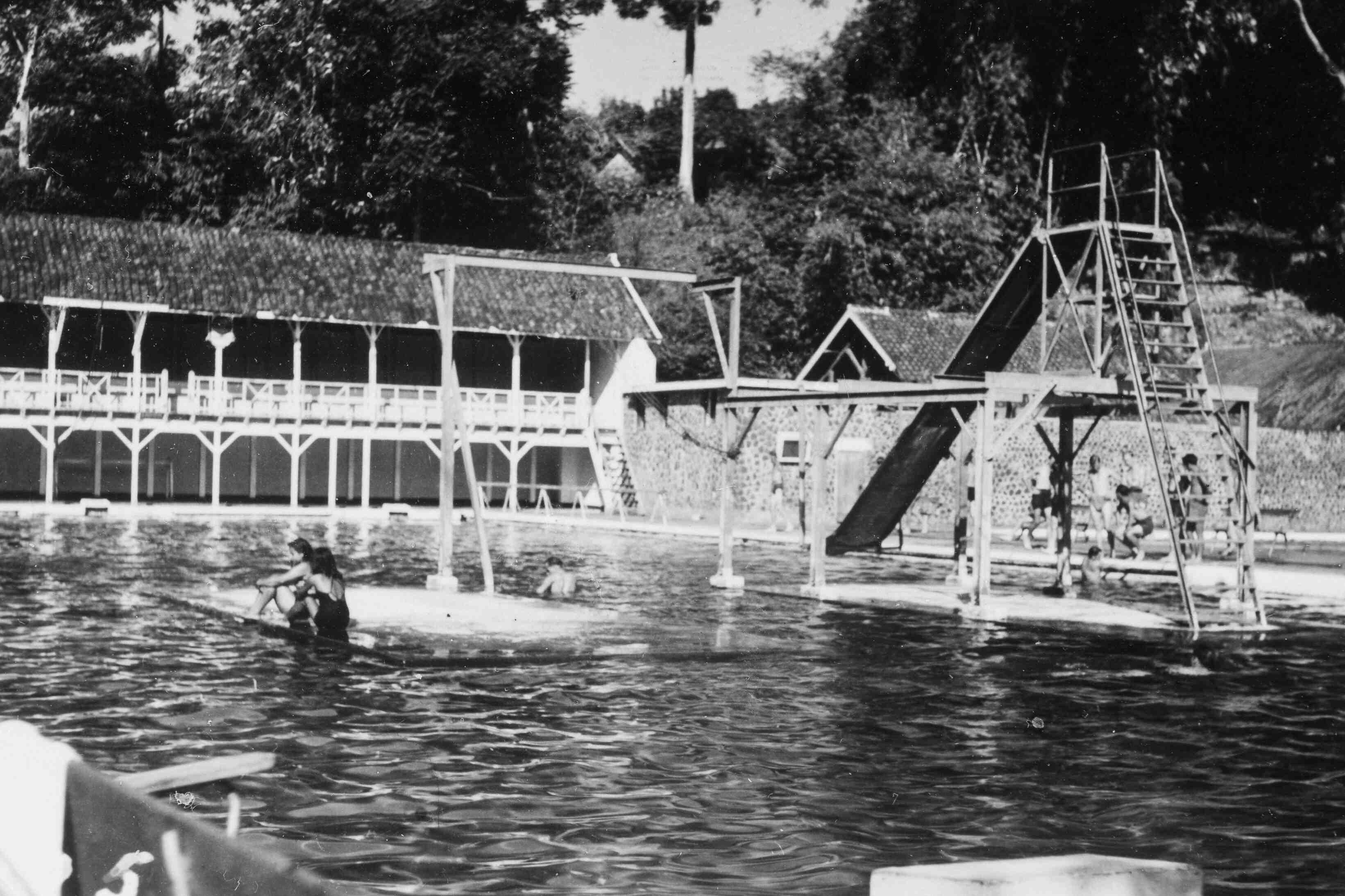 Zwembad Tjihampelas, rond 1946