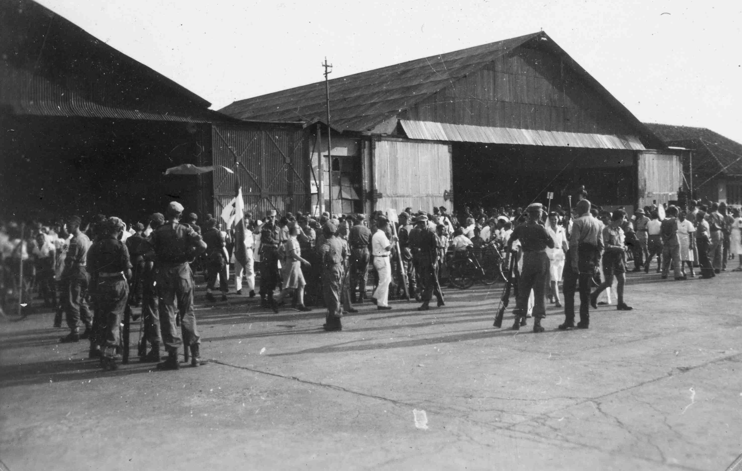 Veel mensen op Vliegveld Andir, Bandoeng, rond 1946