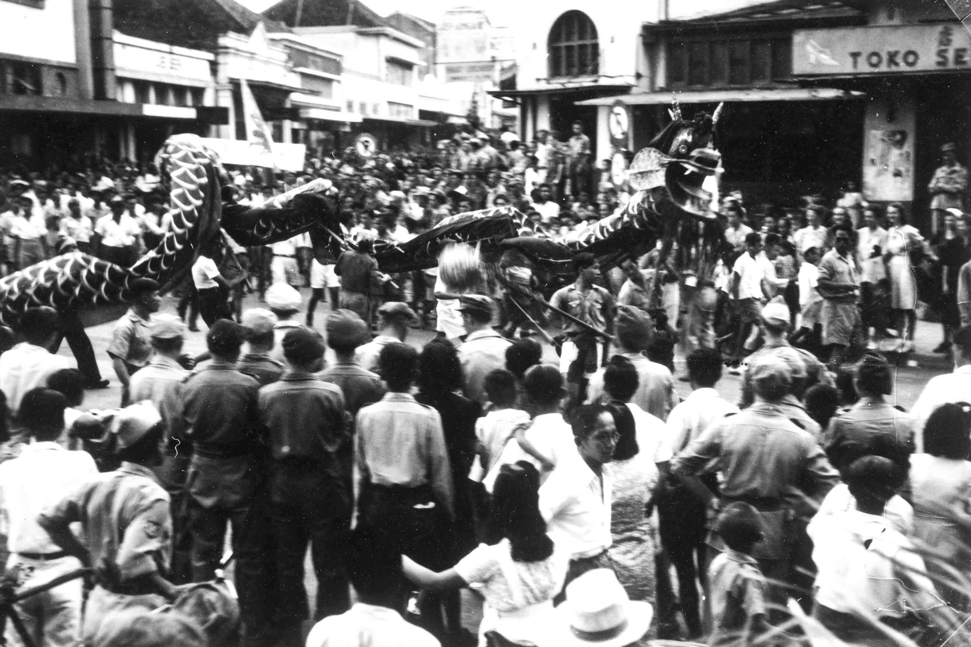 Chinees nieuwjaar met draak, rond 1946