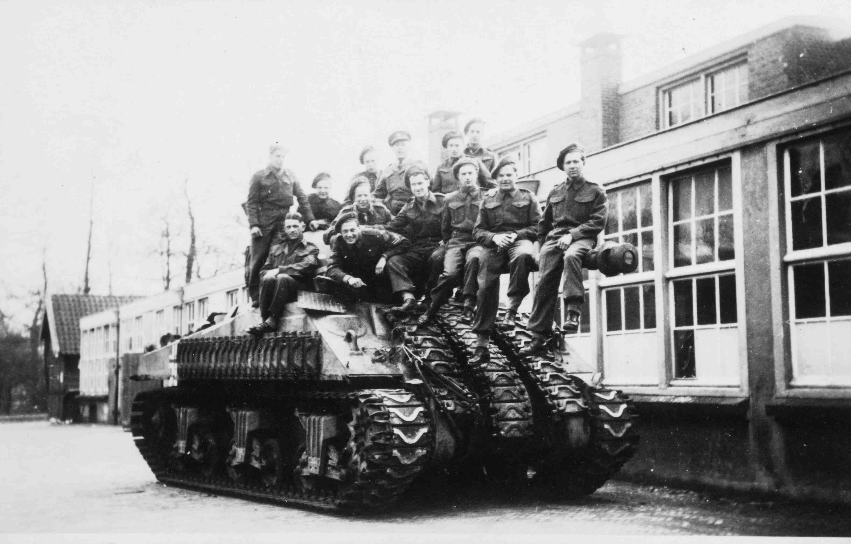 Groepsfoto KNIL militairen op tank, te Java, rond 1946