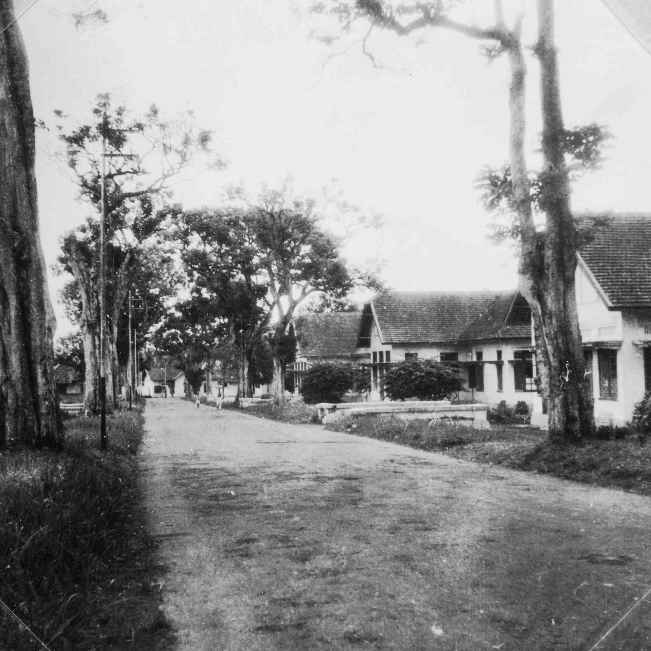Straatweg achter Hospitaal Tjimahi, rond 1946