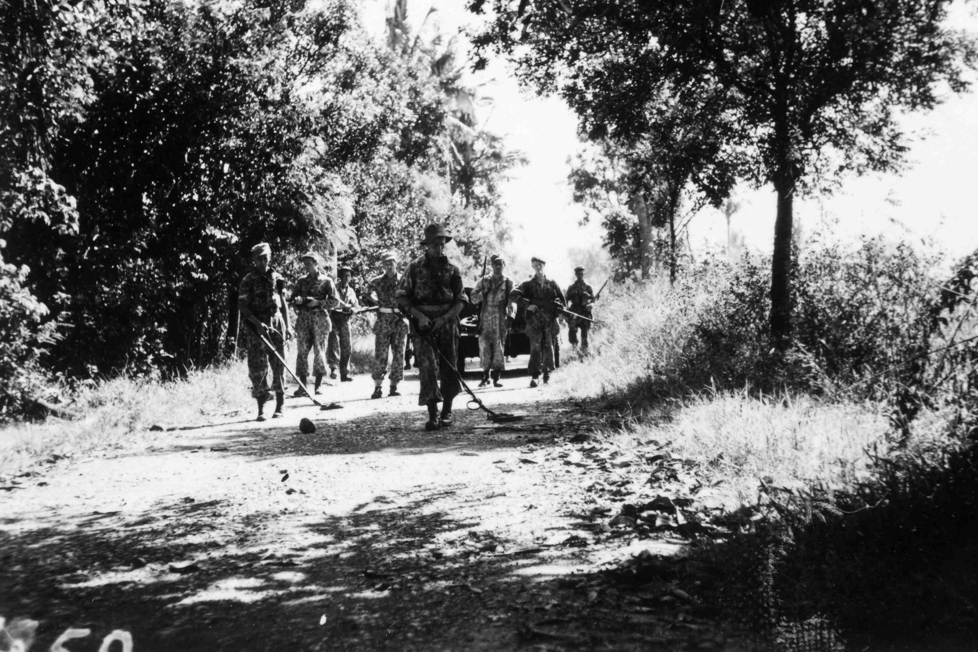 Mijnen zoeken door KNIL soldaten in Boeah Batoe, Oedjoeng Broeng, rond 1946