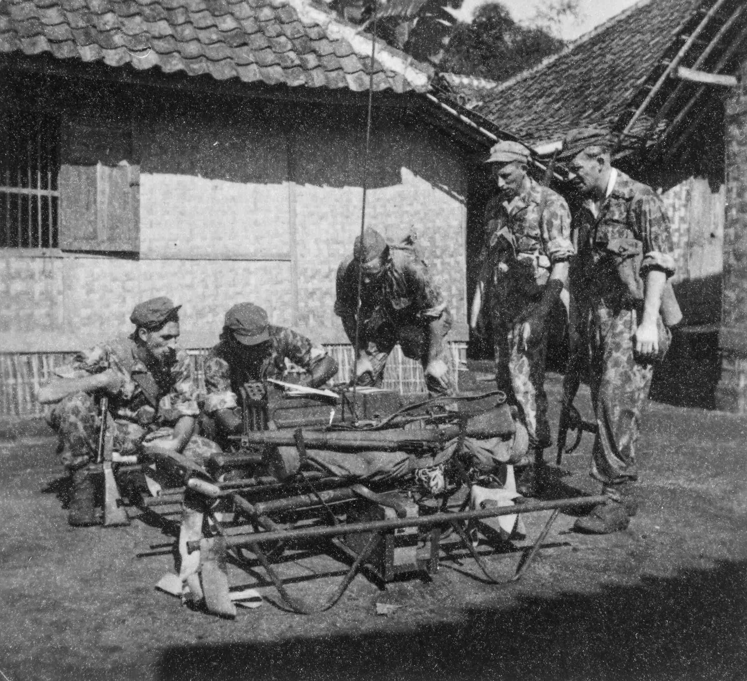 KNIL soldaten in Boeah Batoe, Oedjoeng Broeng, rond 1946