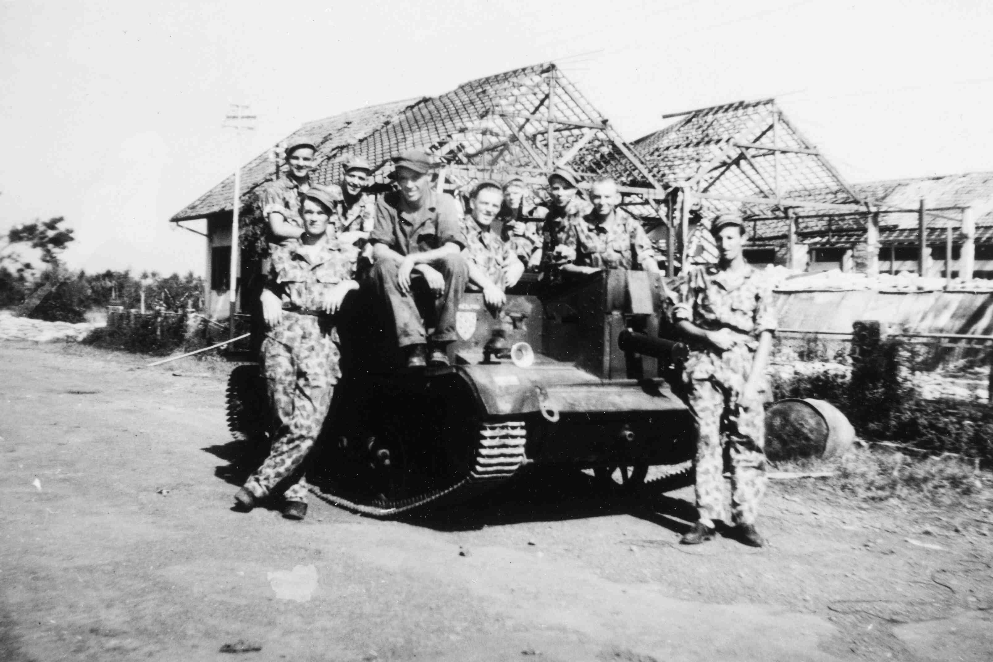 oude foto van soldaten op Bren Carrier 1946