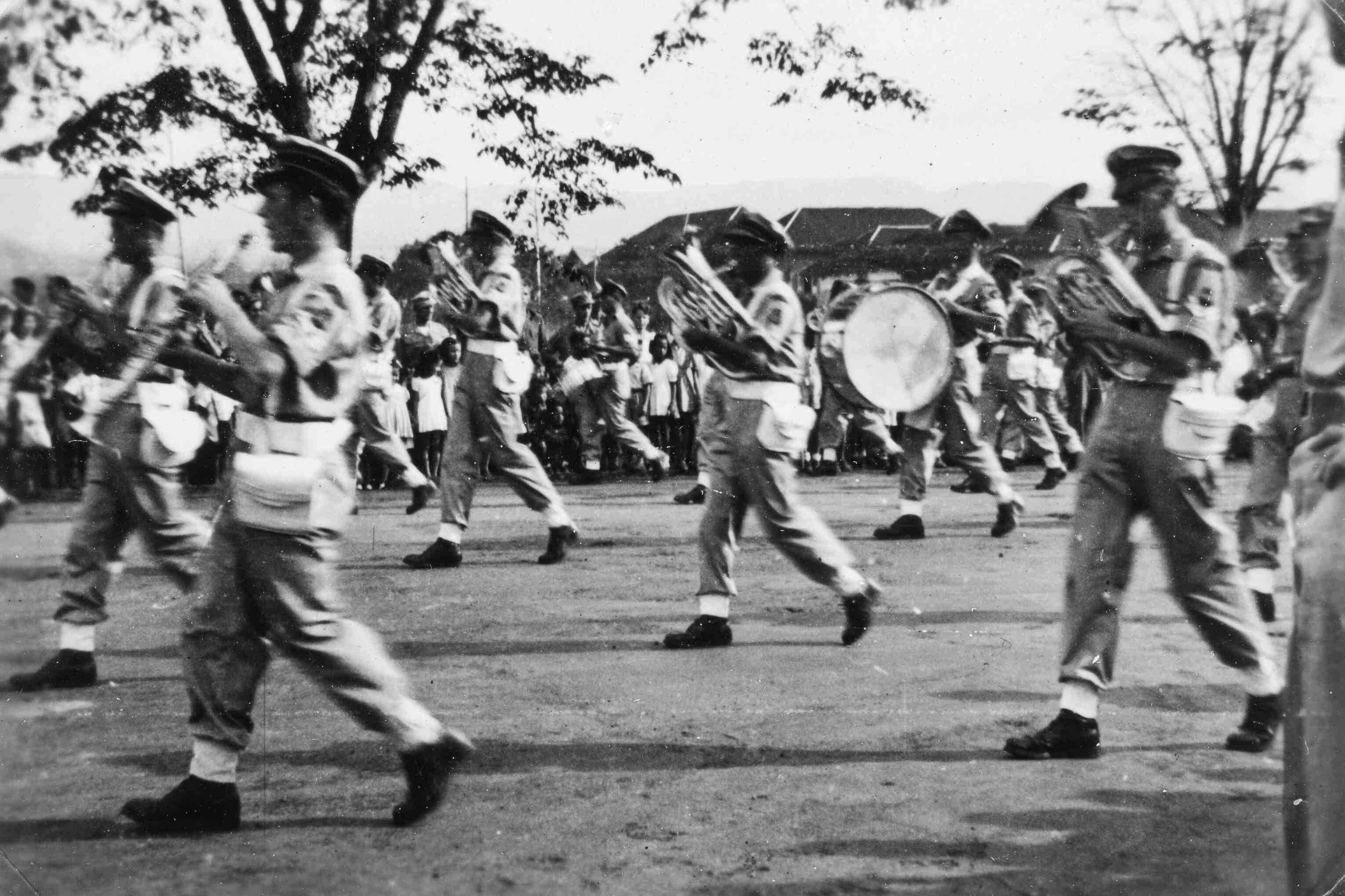 Optocht KNIL militairen, te Bandoeng, 1946 of 1947