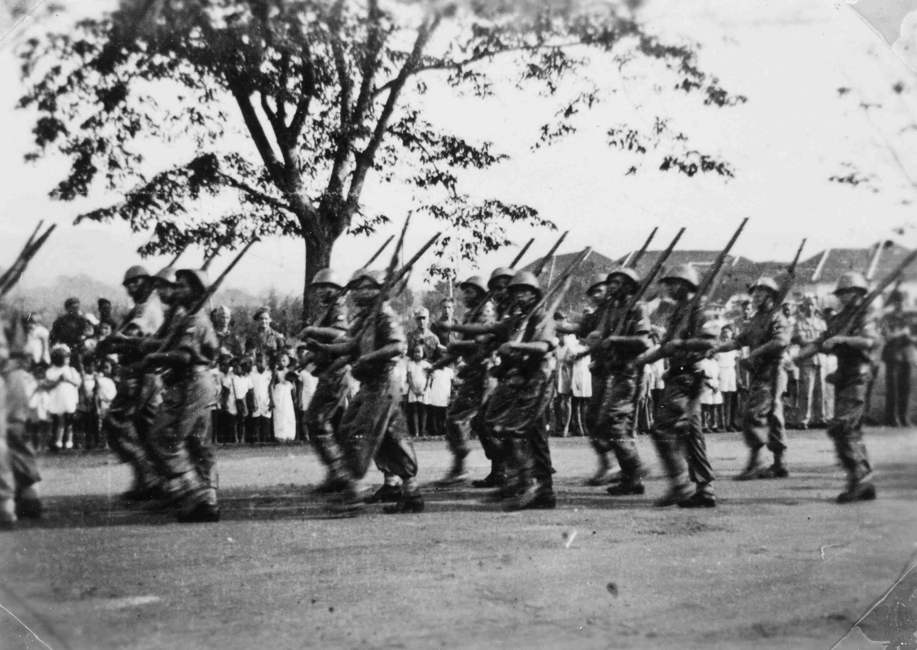Optocht KNIL militairen, te Bandoeng, 1946 of 1947