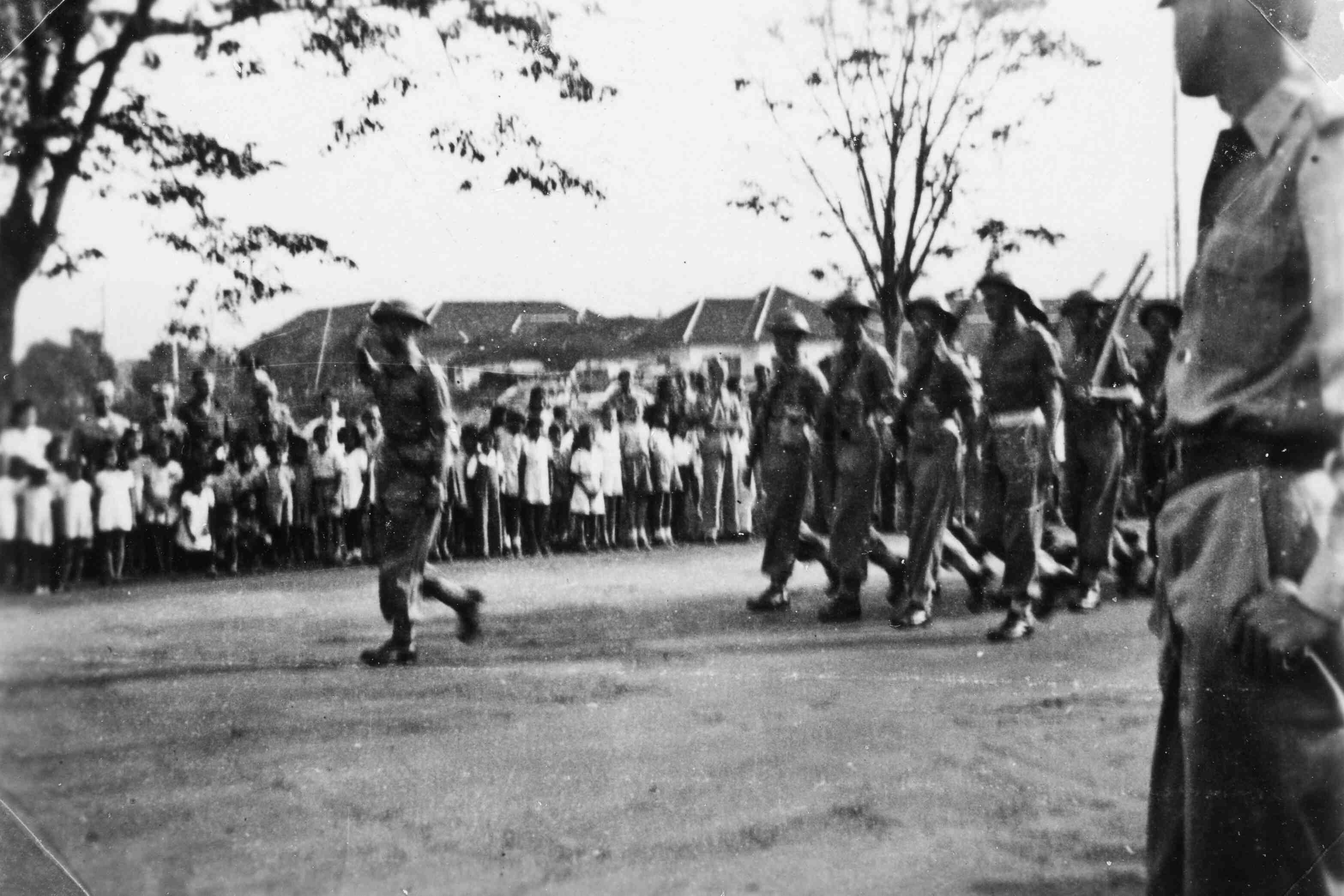Optocht KNIL militairen, te Bandoeng, 1946 of 1947