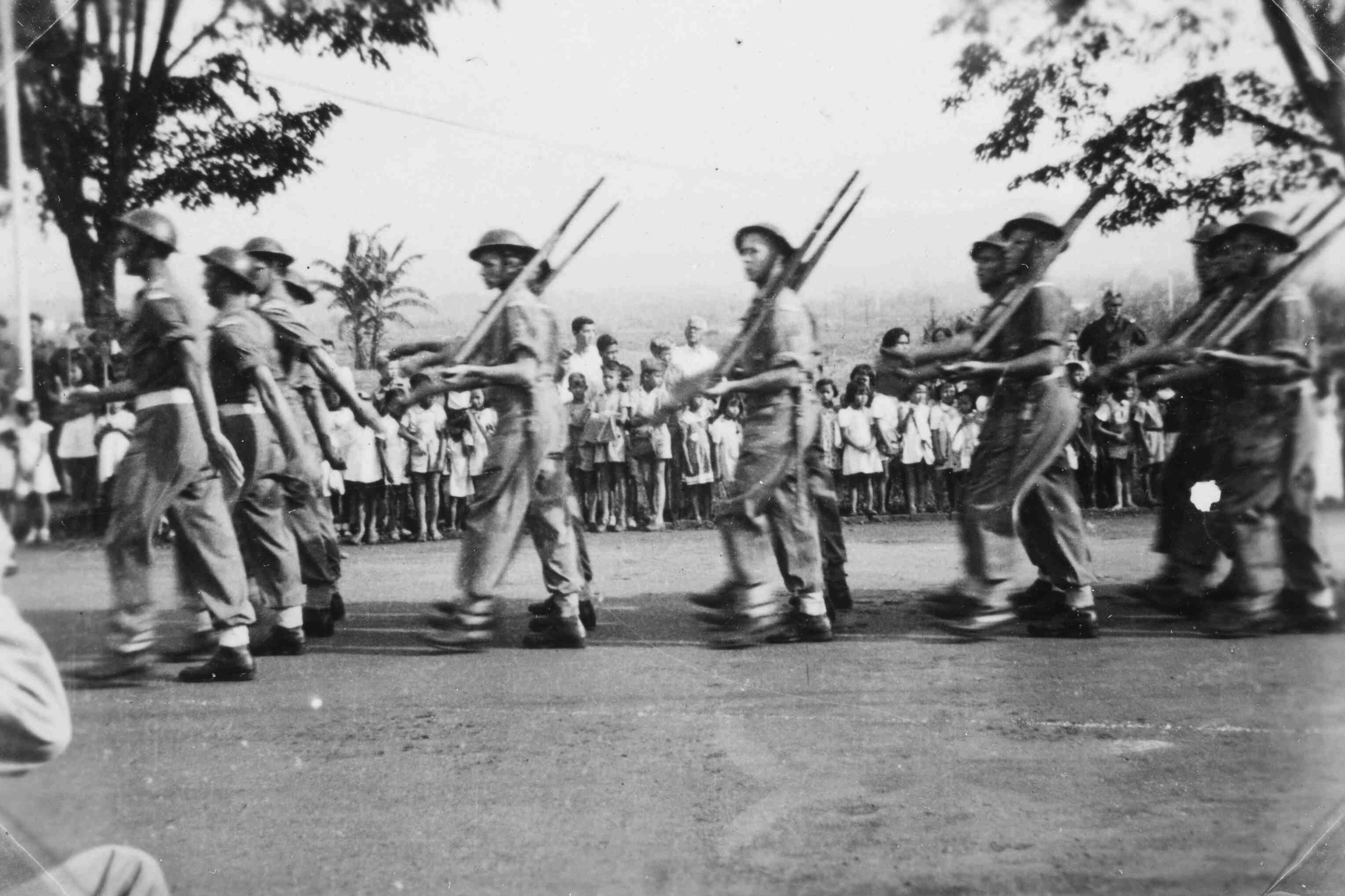 Optocht KNIL militairen, te Bandoeng, 1946 of 1947