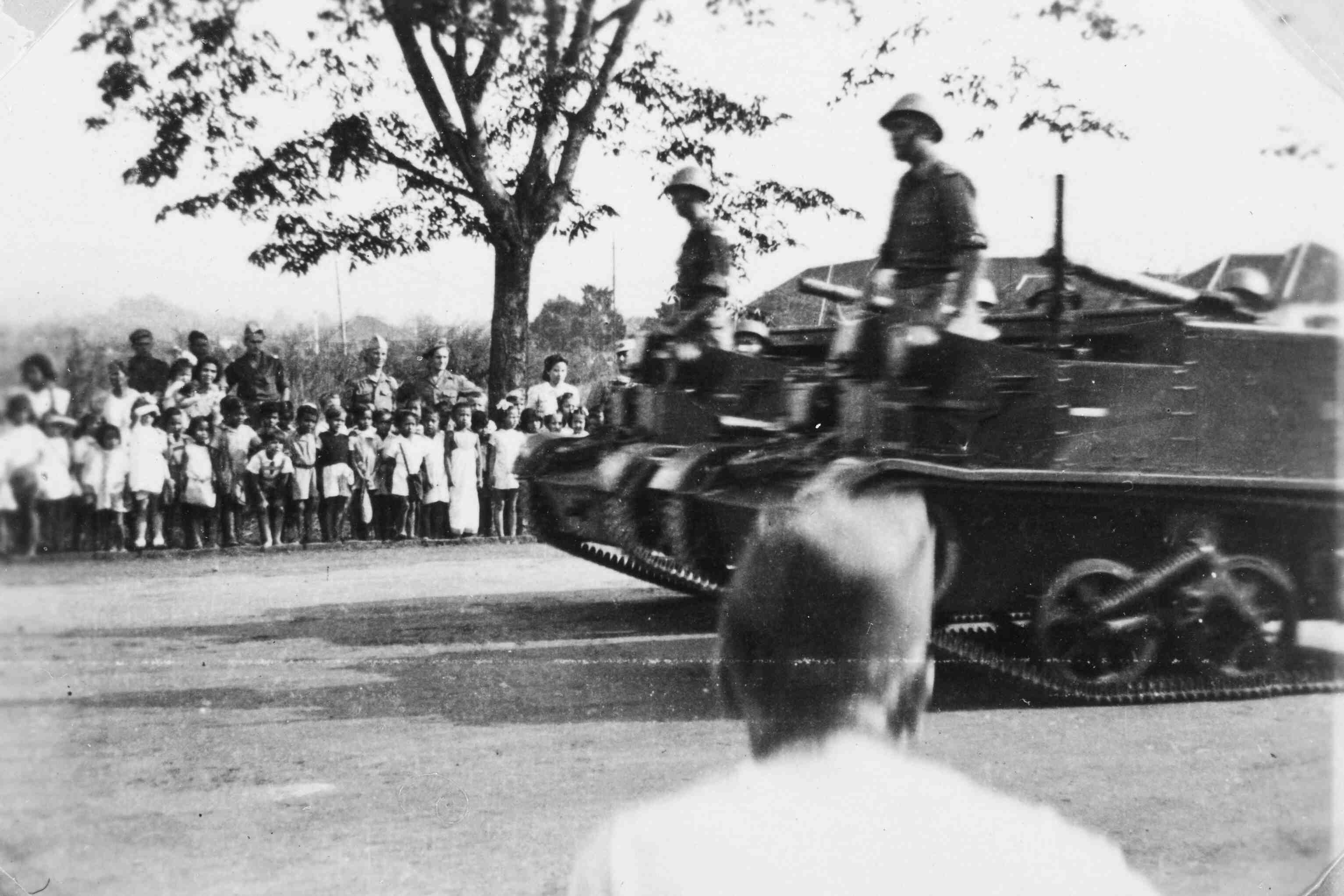 Optocht KNIL militairen, te Bandoeng, 1946 of 1947