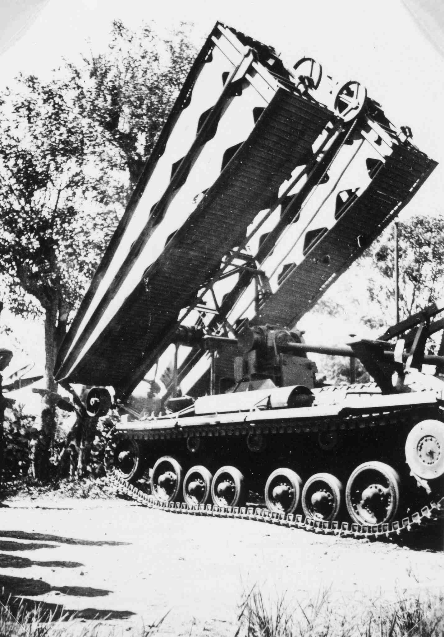 Brugleggende tank van de KNIL te Java, 1946 of 1947