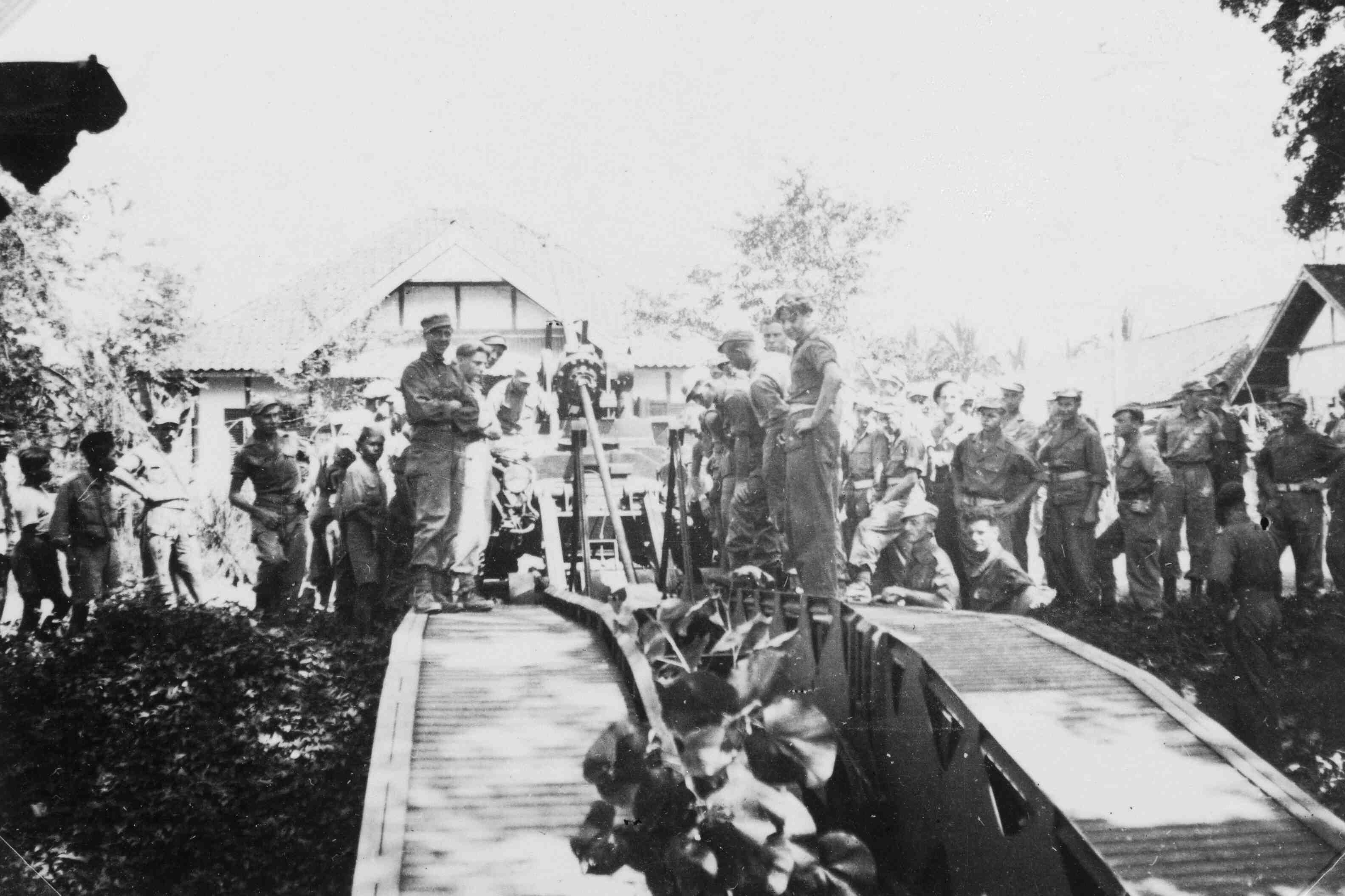 Brugleggende tank van de KNIL te Java, 1946 of 1947