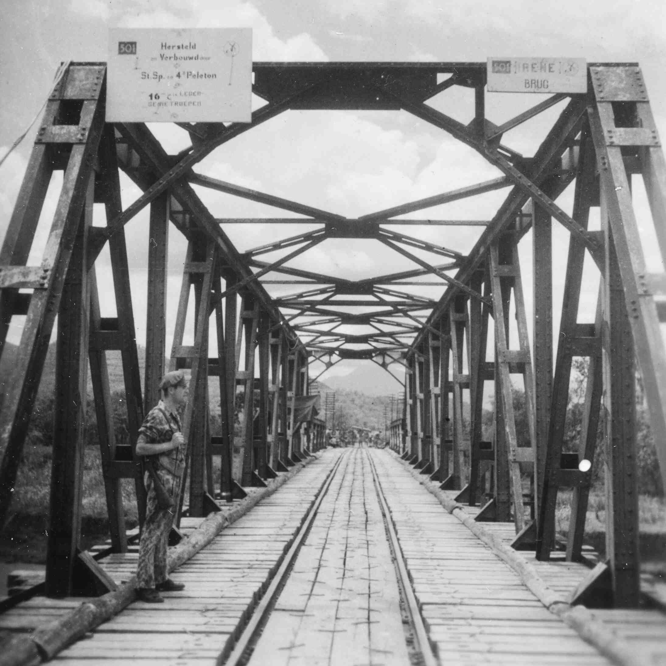 Brug over Tjitaroem rivier te Java, 1946 of 1947