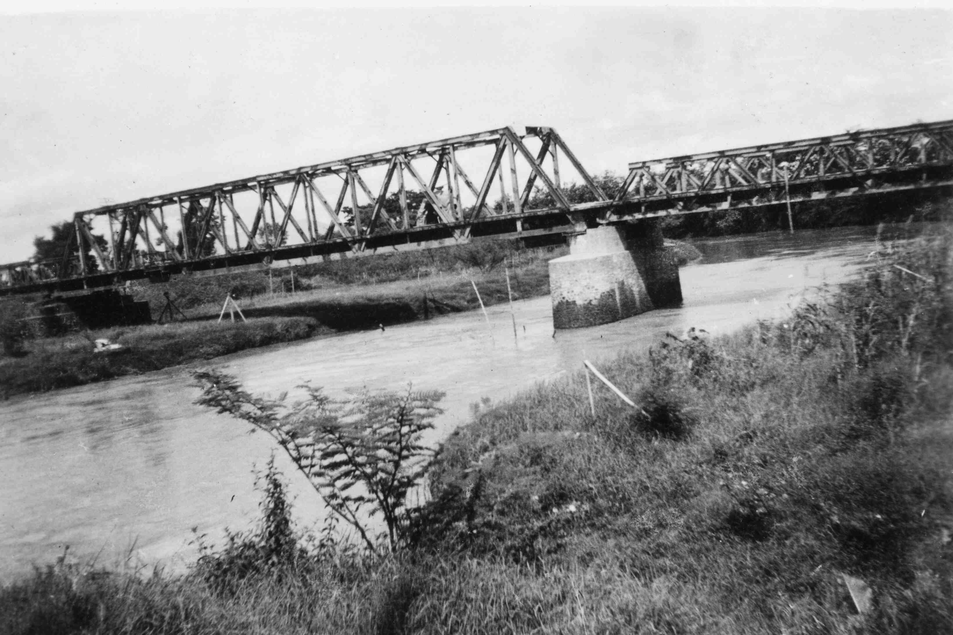 Brug over Tjitaroem rivier te Java, 1946 of 1947