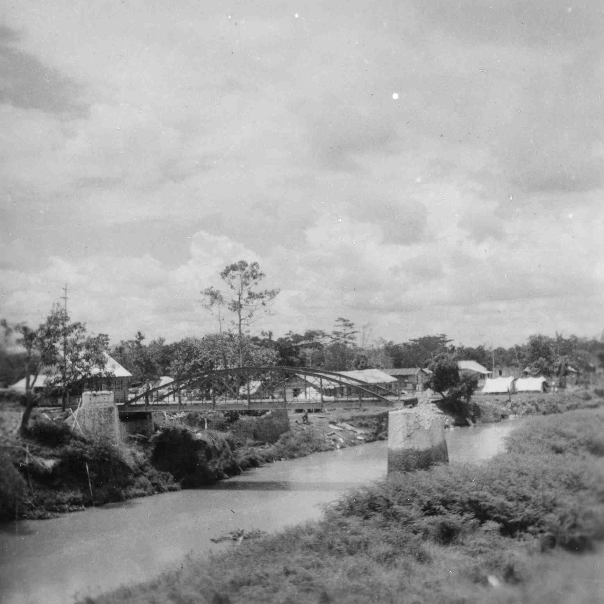 Brug over Tjitaroem rivier te Java, 1946 of 1947