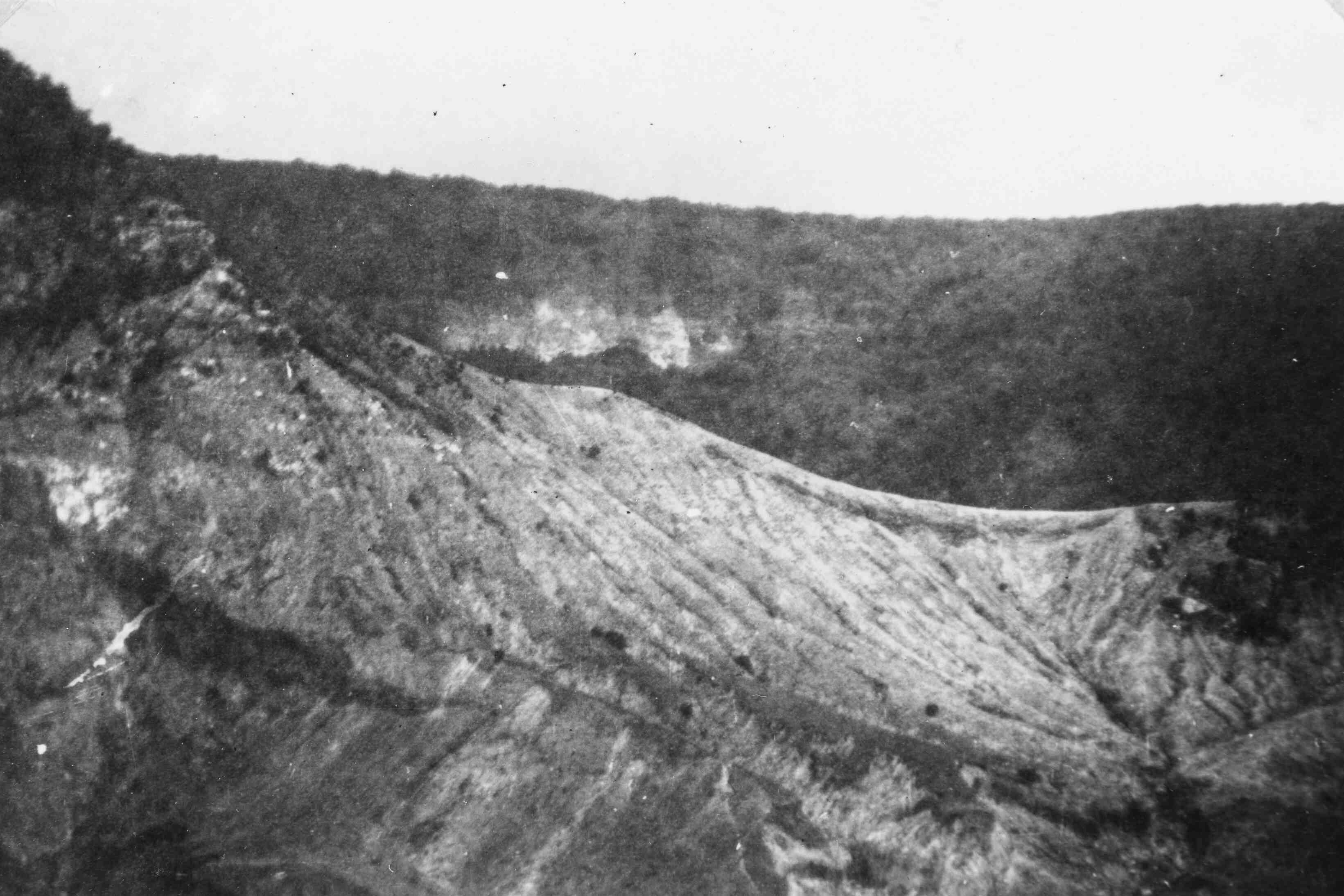 Krater op de berg Tangkoeban Prahoe, Java, 1946 of 1947