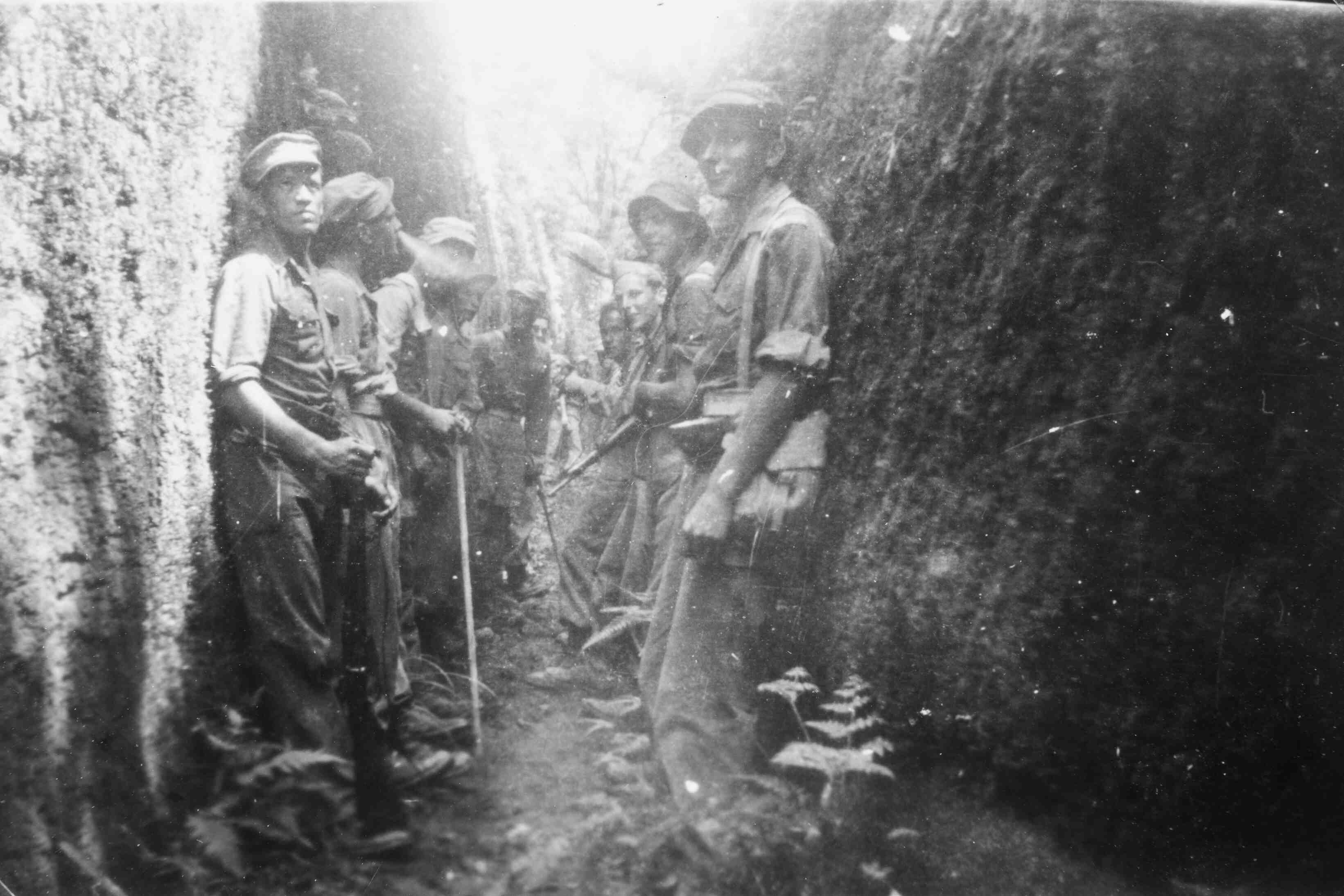 KNIL militairen op de berg Tangkoeban Prahoe, Java, 1946 of 1947