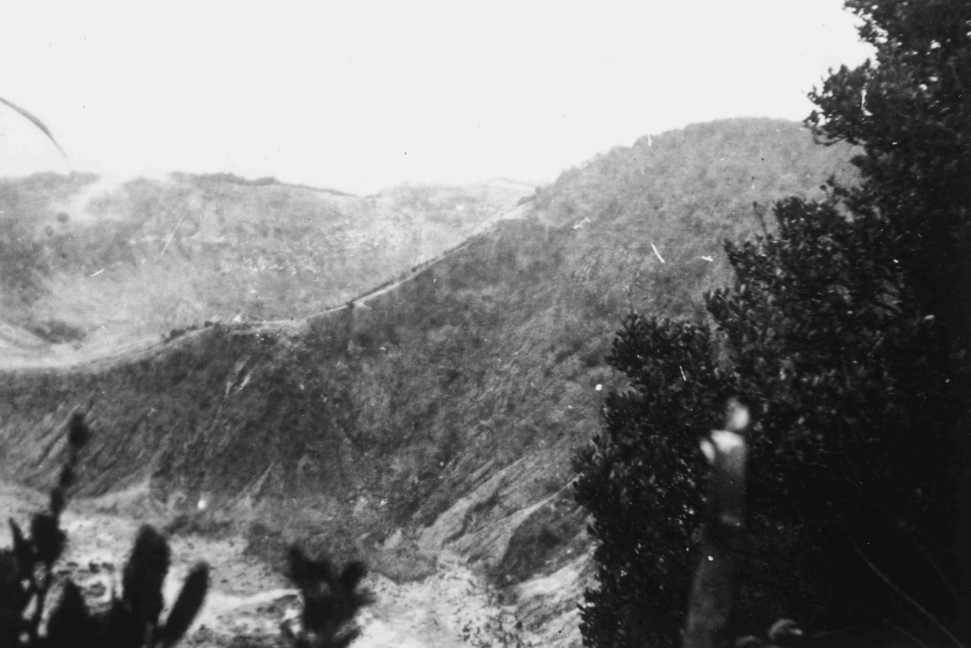 Krater op de berg Tangkoeban Prahoe, Java, 1946 of 1947