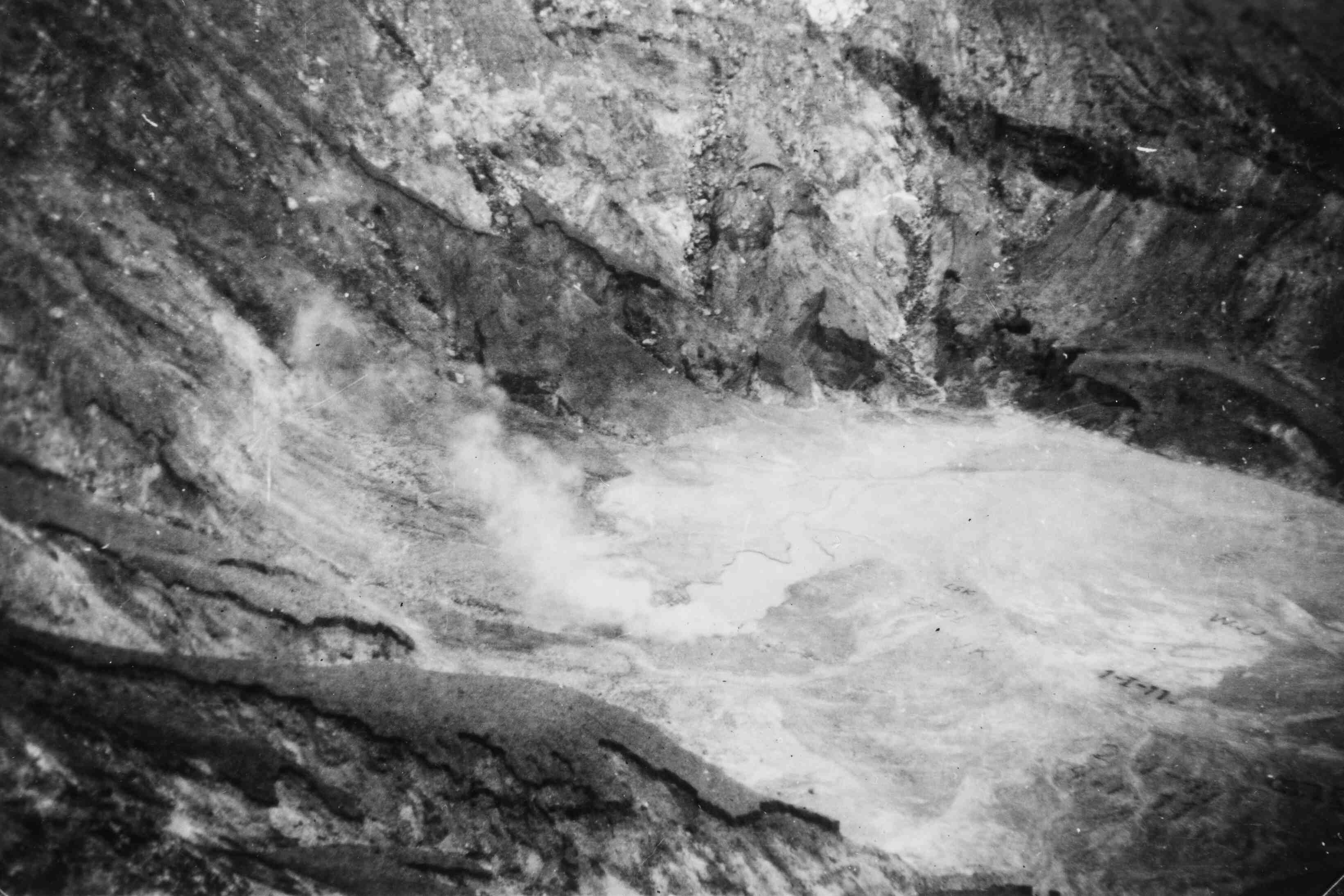 Krater op de berg Tangkoeban Prahoe, Java, 1946 of 1947