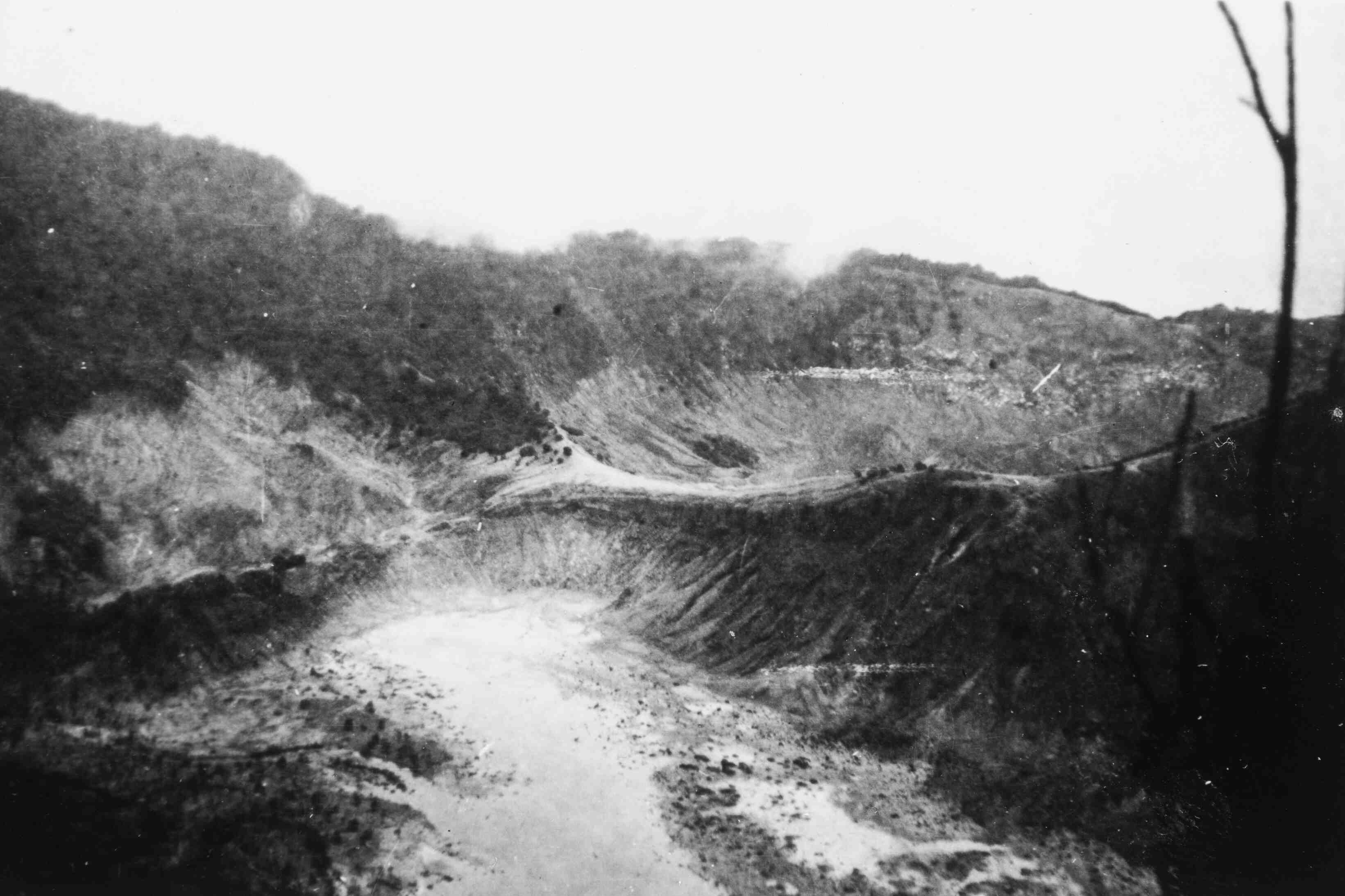 Krater op de berg Tangkoeban Prahoe, Java, 1946 of 1947