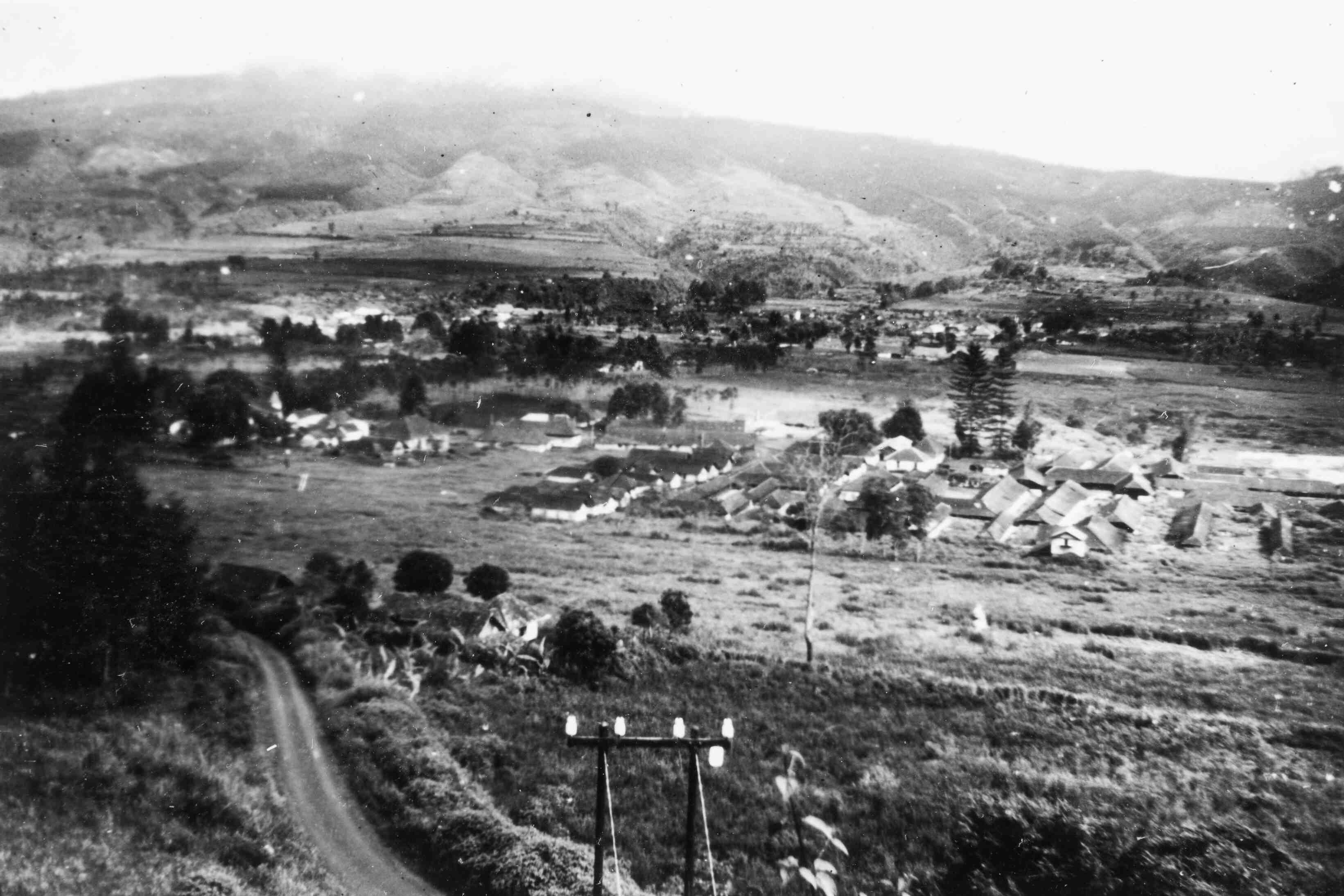 Gezicht vanaf de sterrenwacht (op de achtergrond Tangkoeban Prahoe), Java, 1946 of 1947