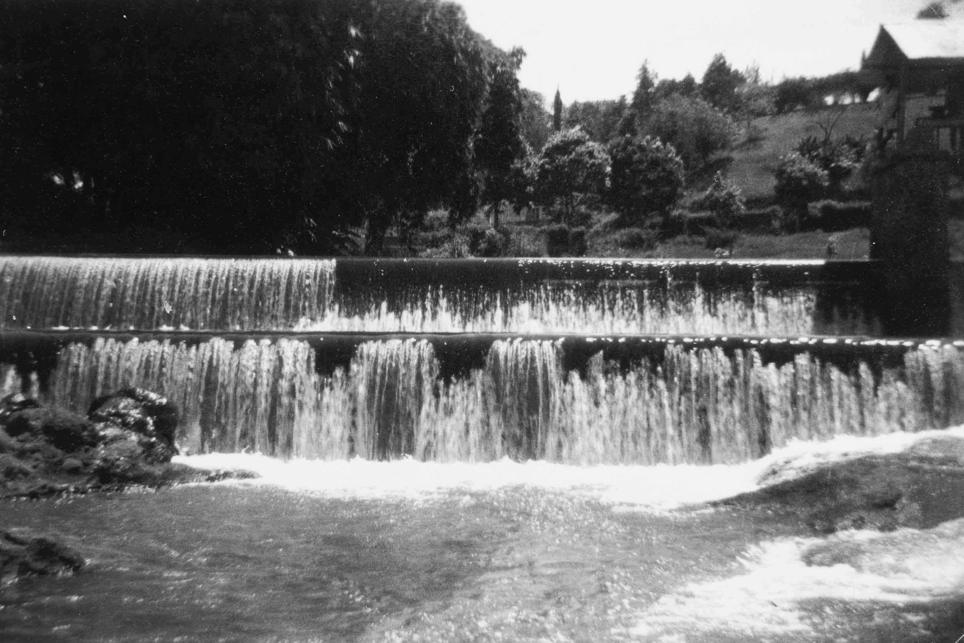 stuwdam met waterval