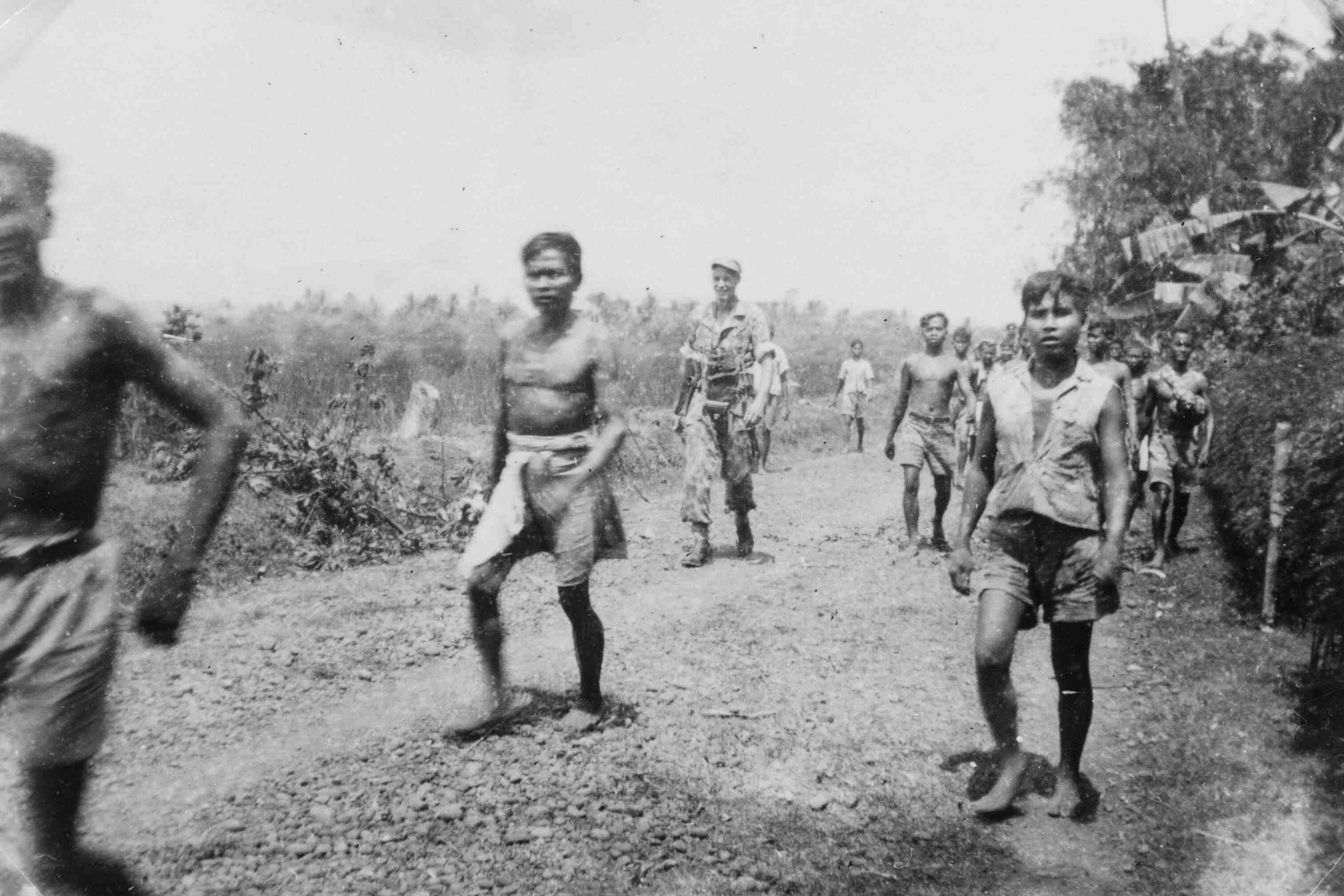 Met Javanen op pad om de weg te zuiveren van bomen en stenen
