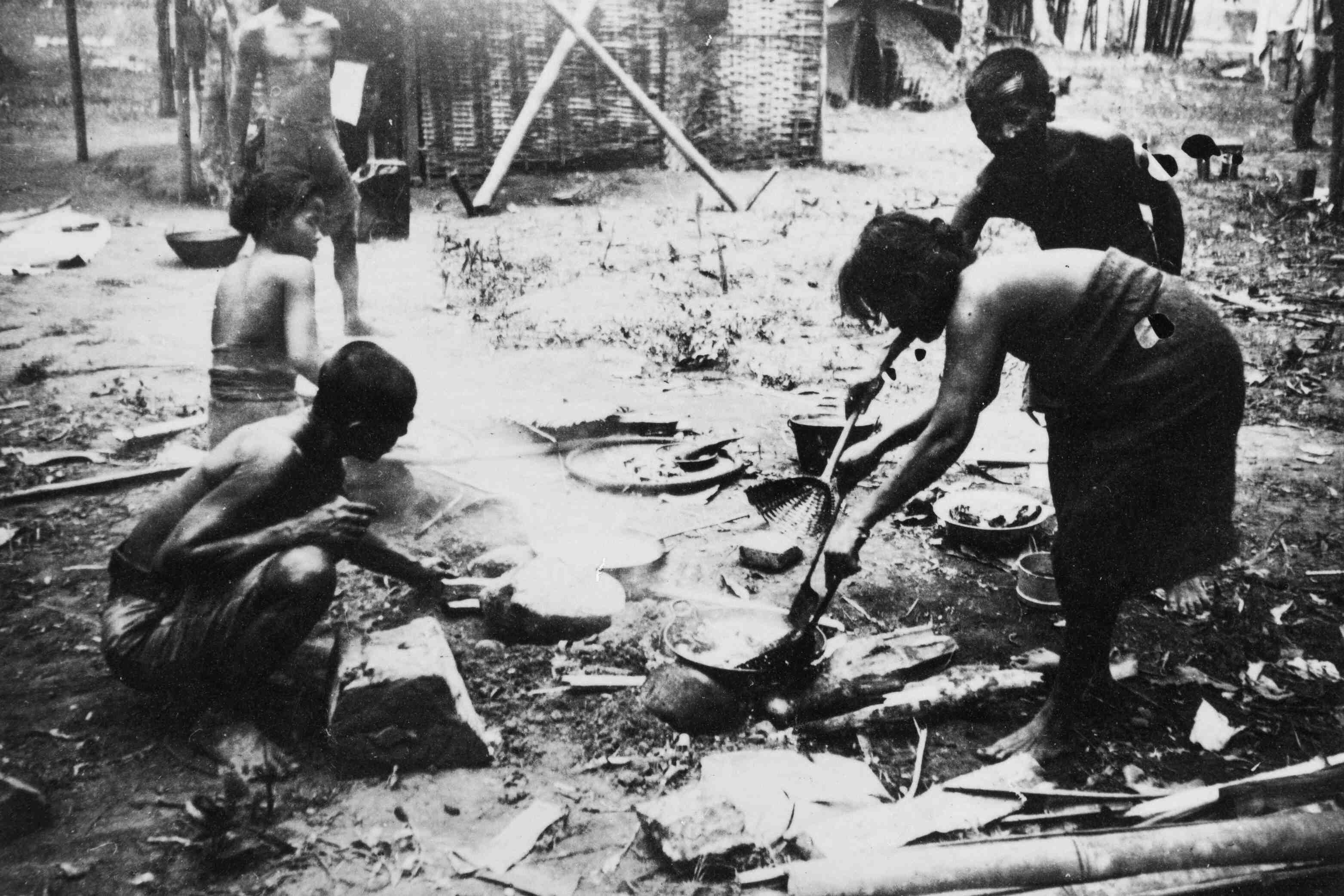 Javaanse bevolking aan het koken, rond 1947