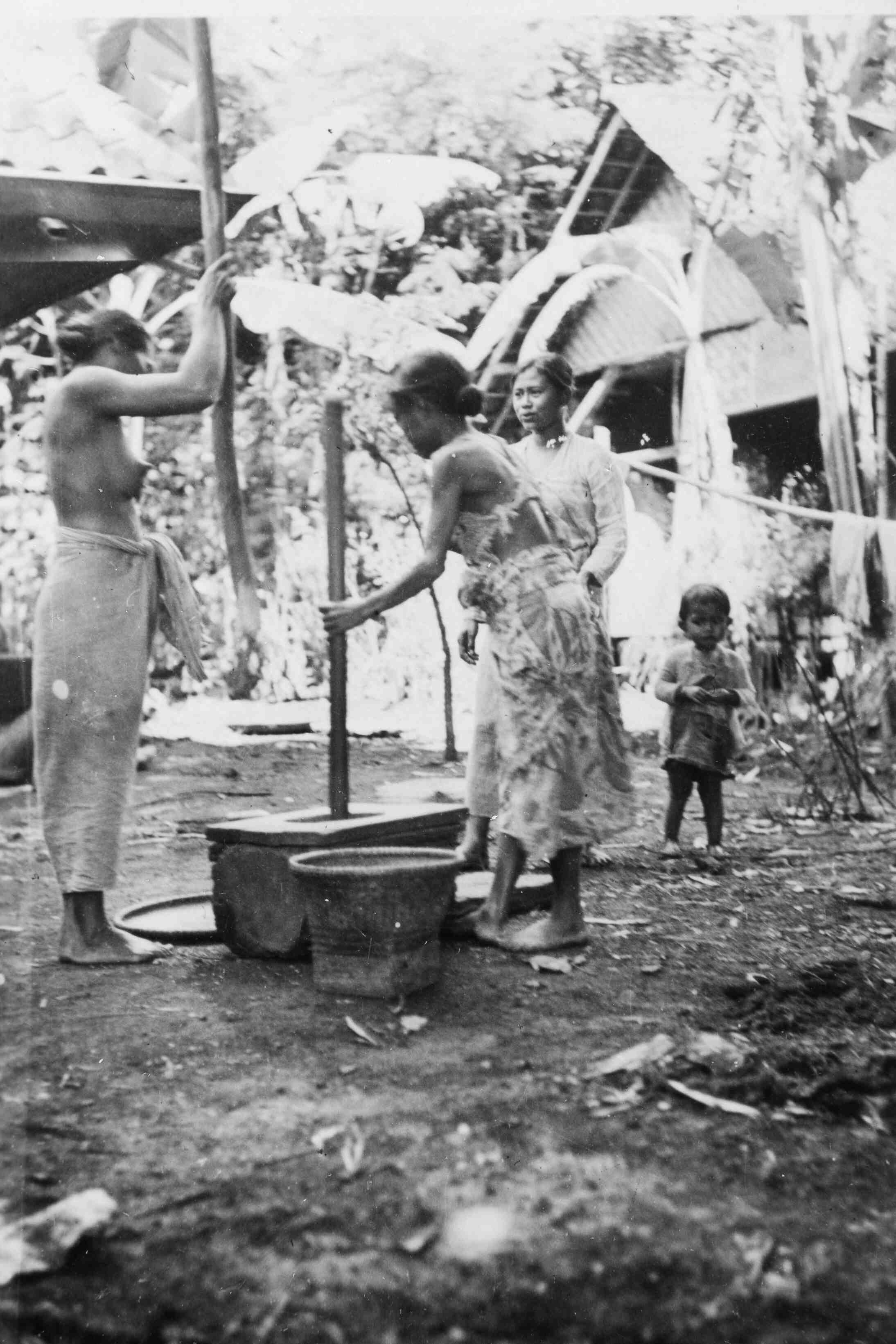 Javaanse vrouwen aan het koken, rond 1947