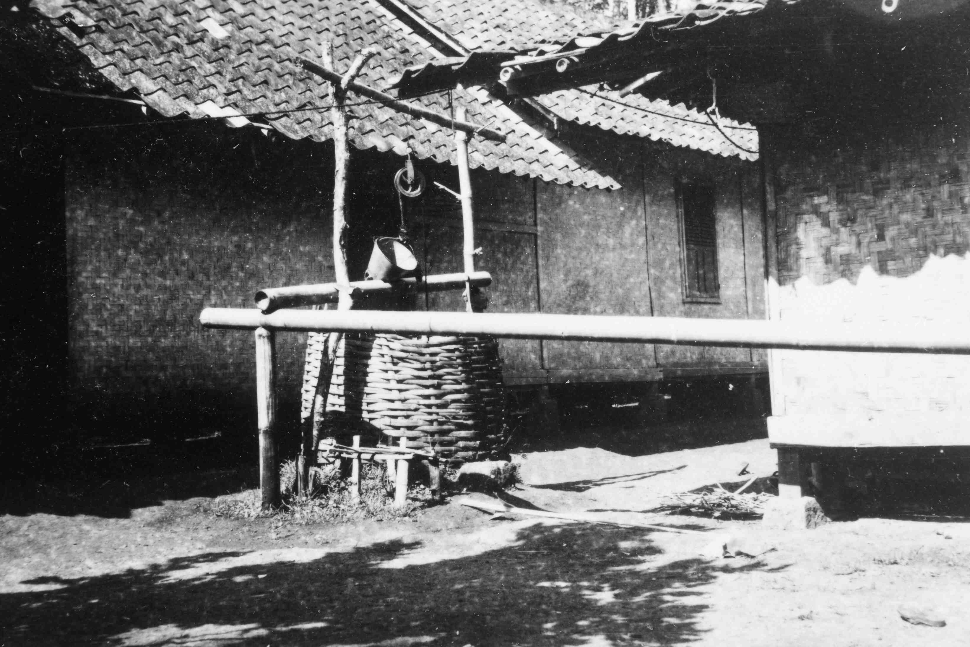 kamponghuis met waterput, Java, rond 1947