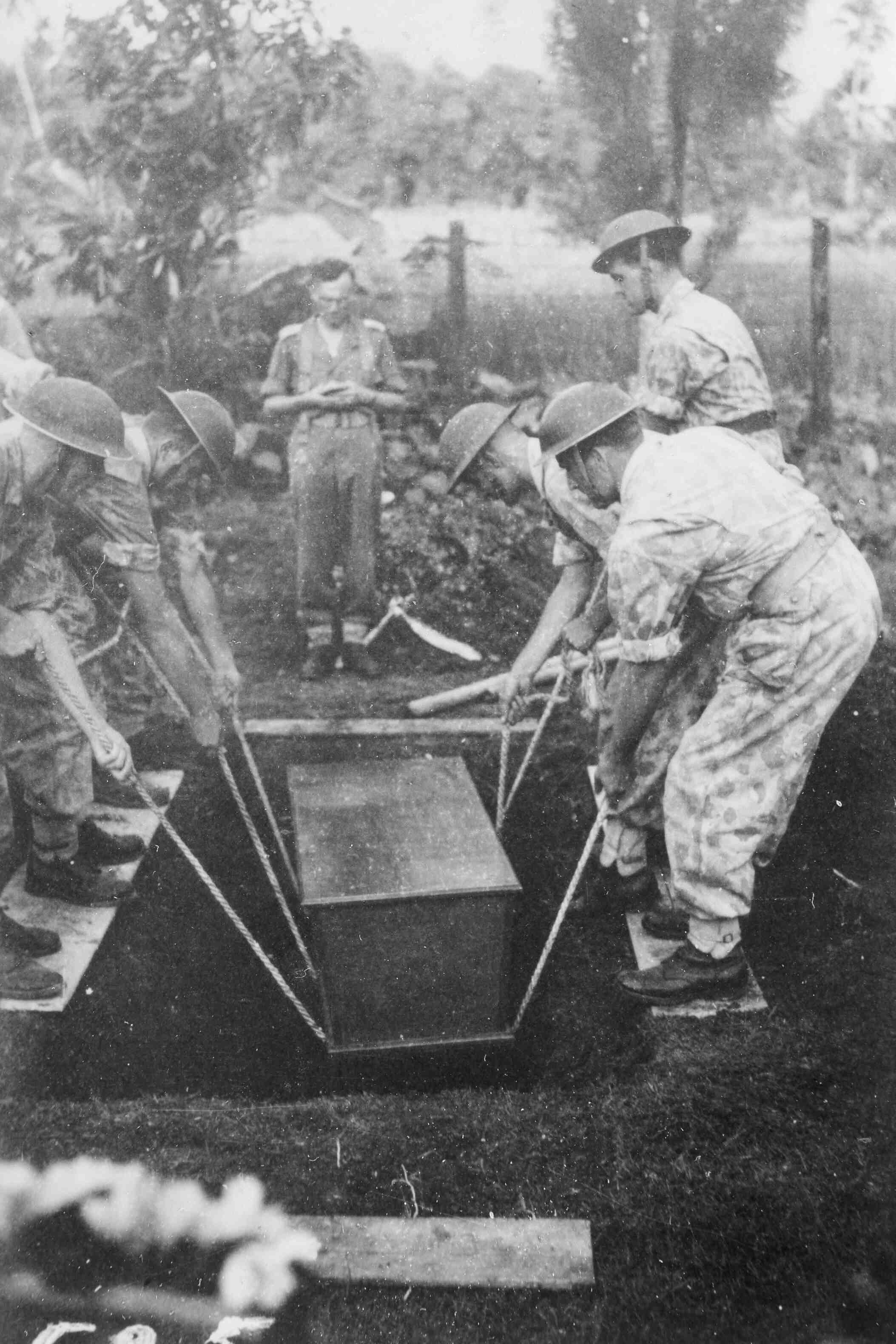 Simons. Militaire begraafplaats van de KNIL, Banjoemas, Java, rond 1947