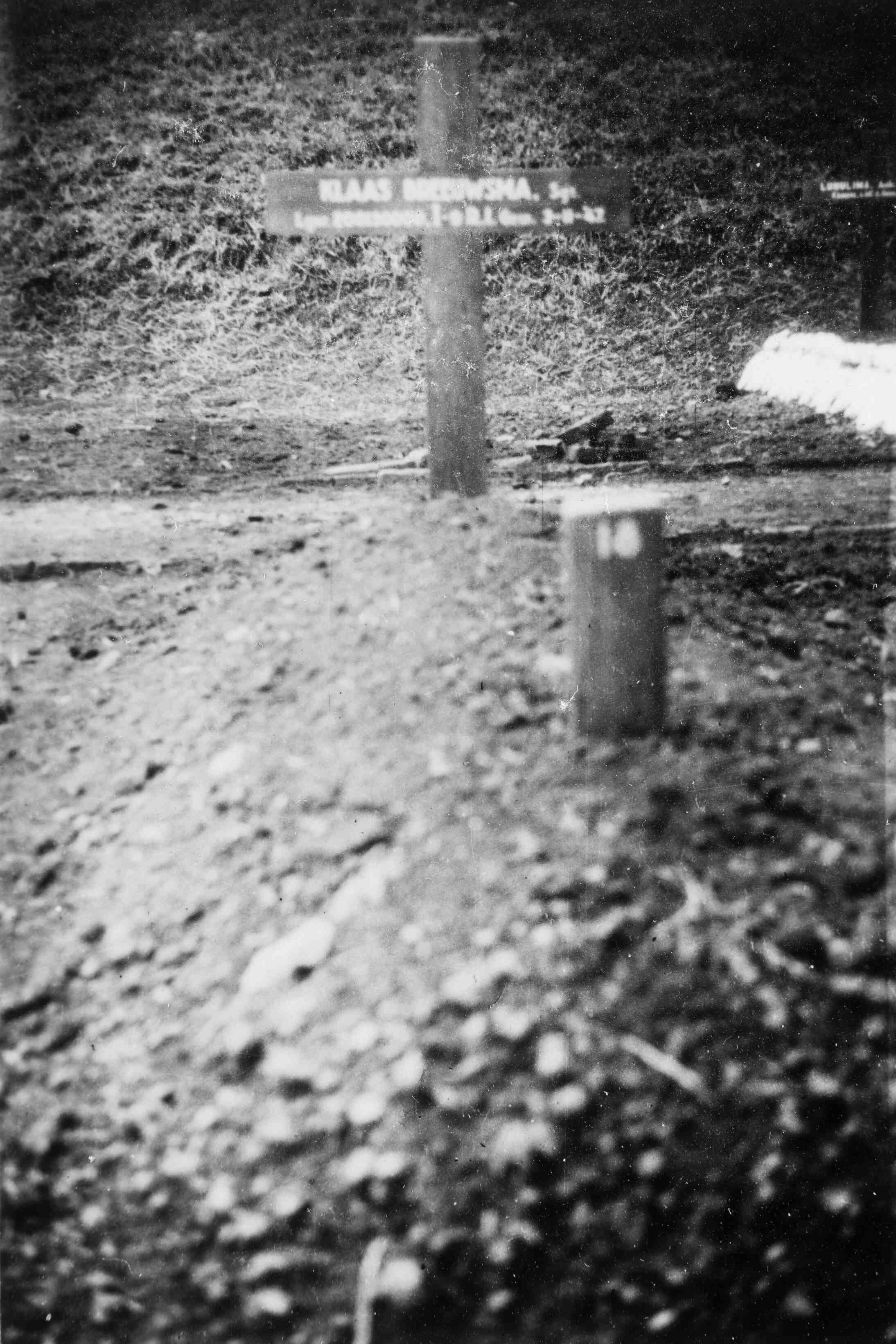 Graf Klaas Breeuwsma op Militaire begraafplaats van de KNIL te Banjoemas, Java, rond 1947