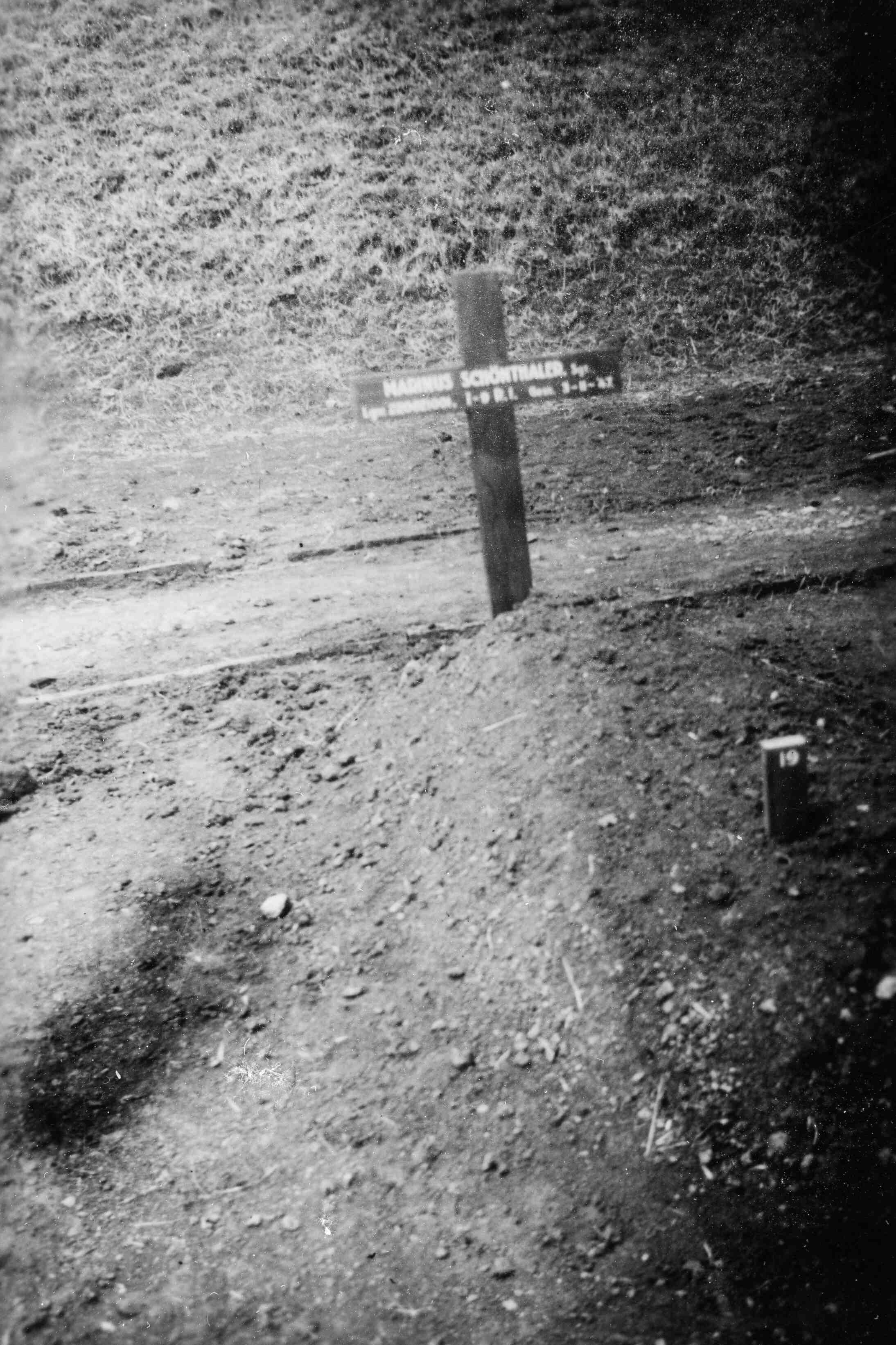 Graf Dirk Schonthaler op Militaire begraafplaats van de KNIL te Banjoemas, Java, rond 1947