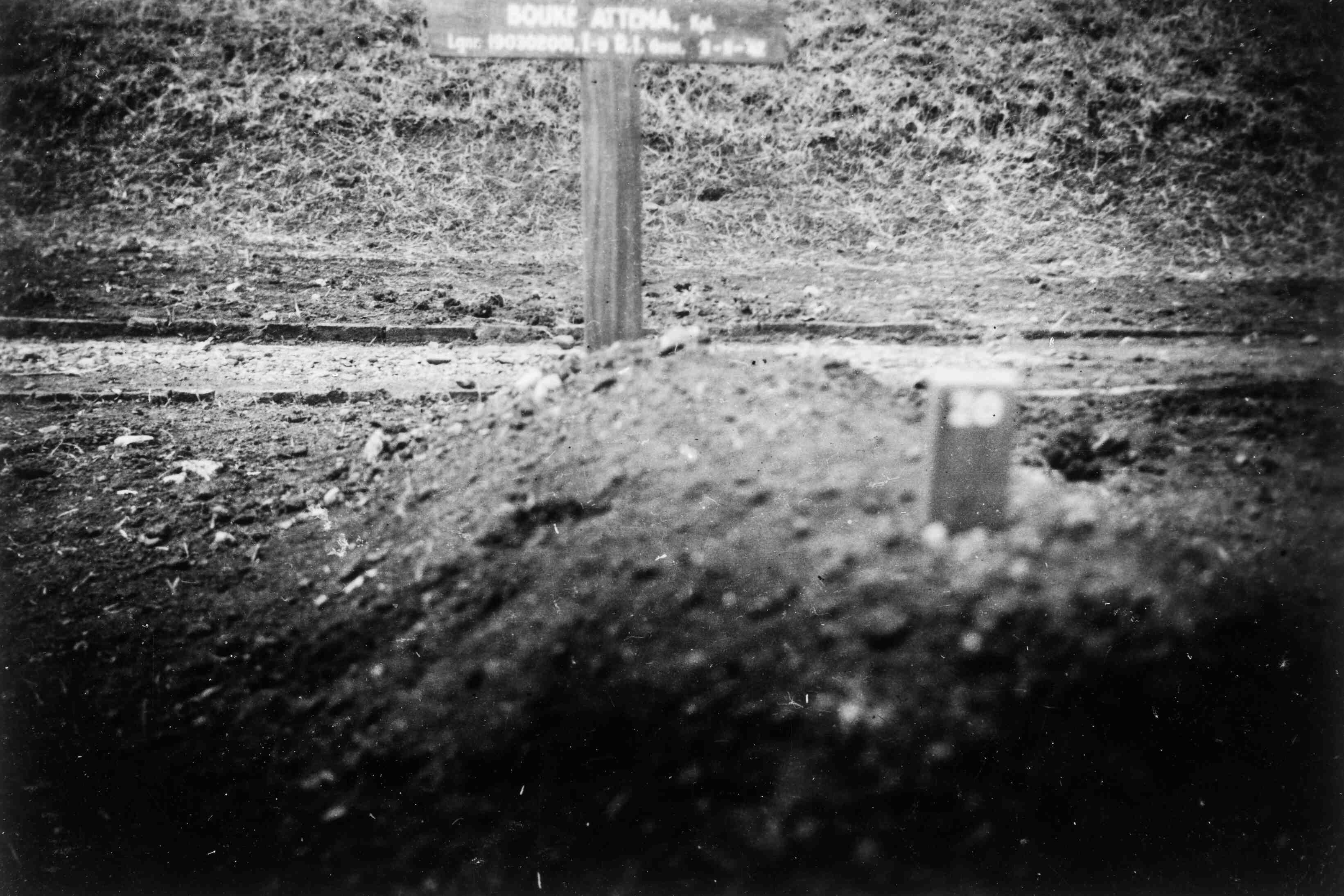 Graf Bouke Attema op Militaire begraafplaats van de KNIL te Banjoemas, Java, rond 1947