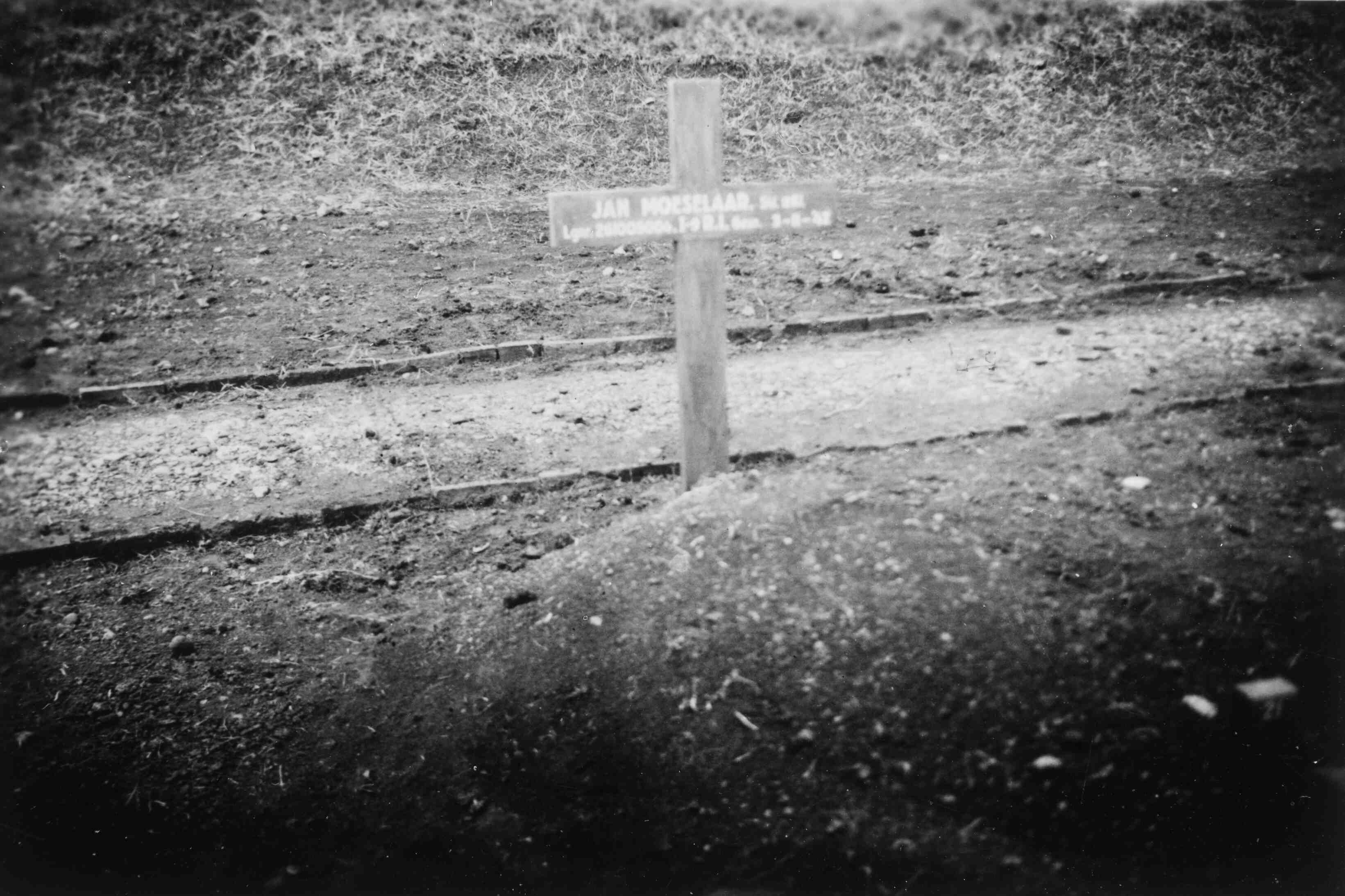 Graf Jan Moeselaar op Militaire begraafplaats van de KNIL te Banjoemas, Java, rond 1947