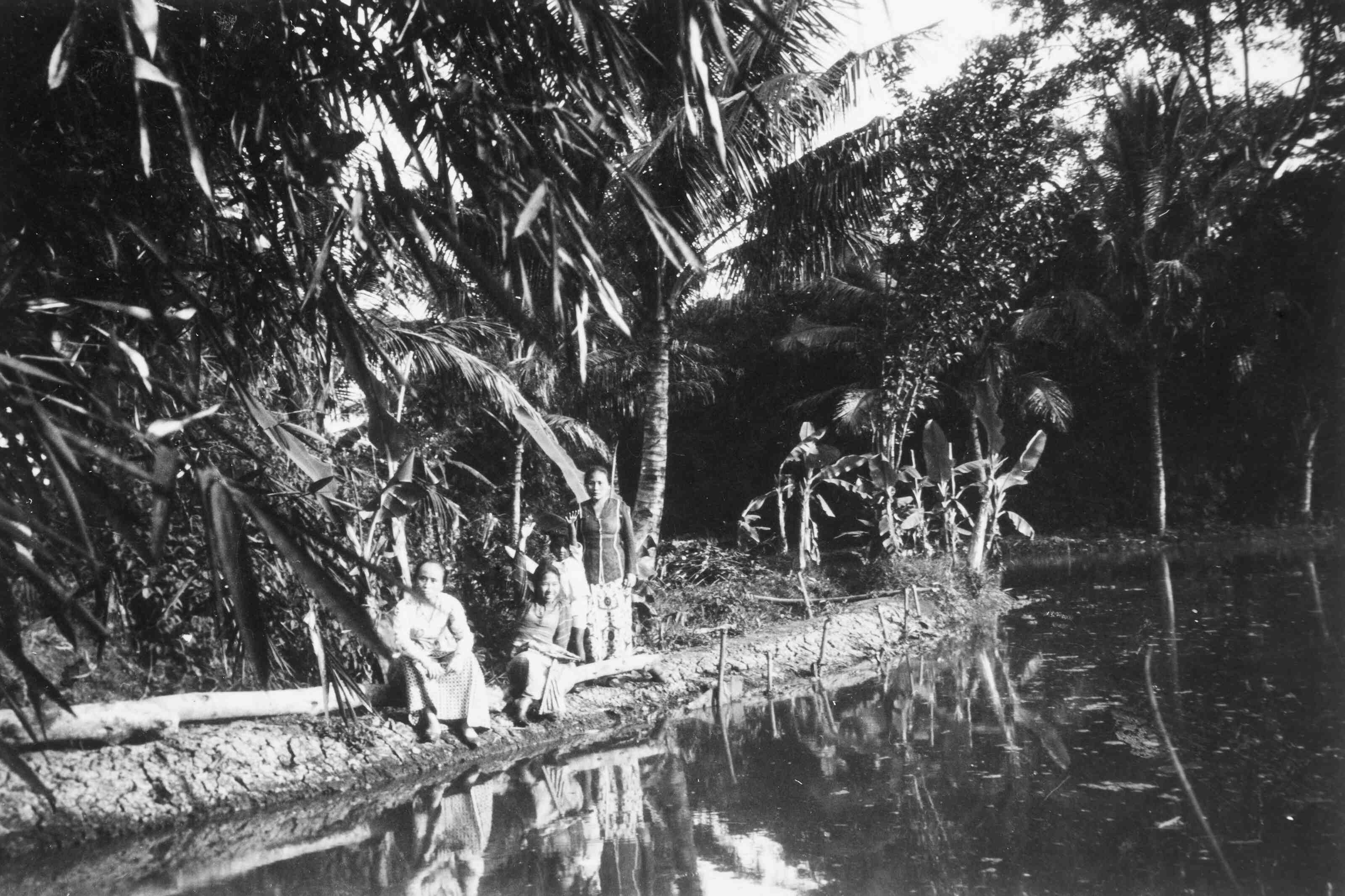 Oude zwart-wit foto van locale bevolking op Java