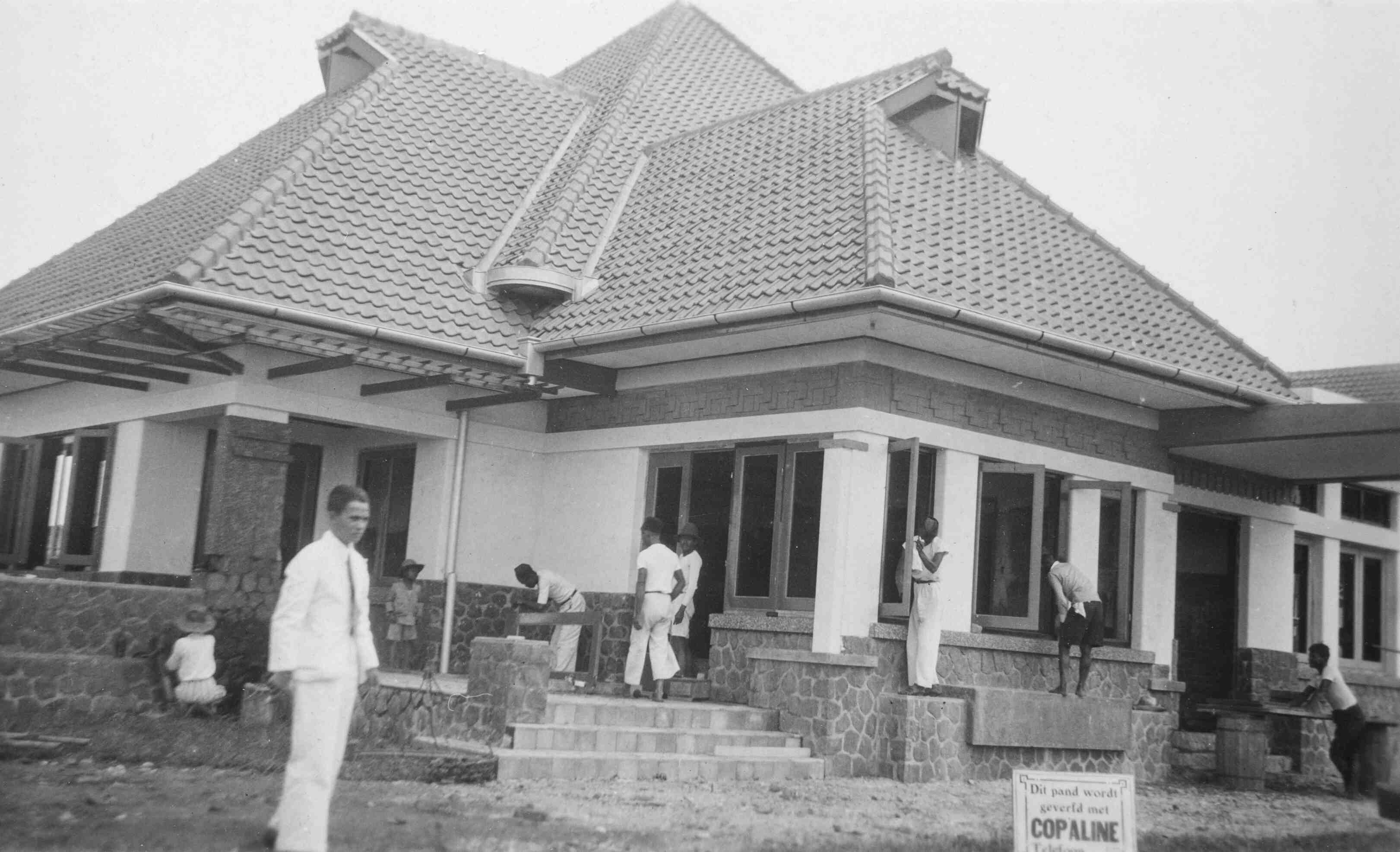 Nieuw huis op Java, jaren 1940. Op dit pand wordt geverfd met Copaline