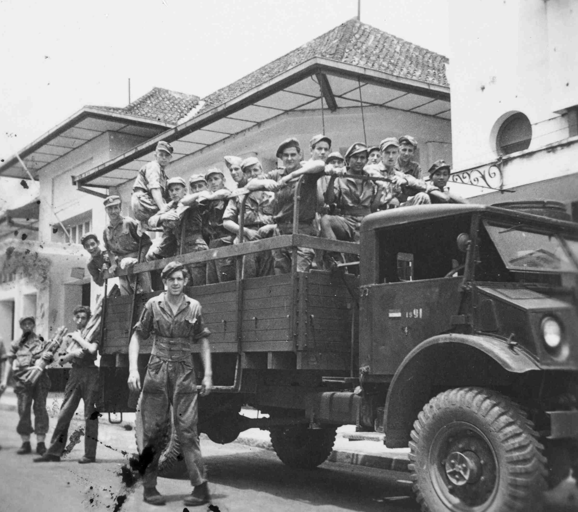 Knil militairen op vrachtwagen, Java rond 1945-1948