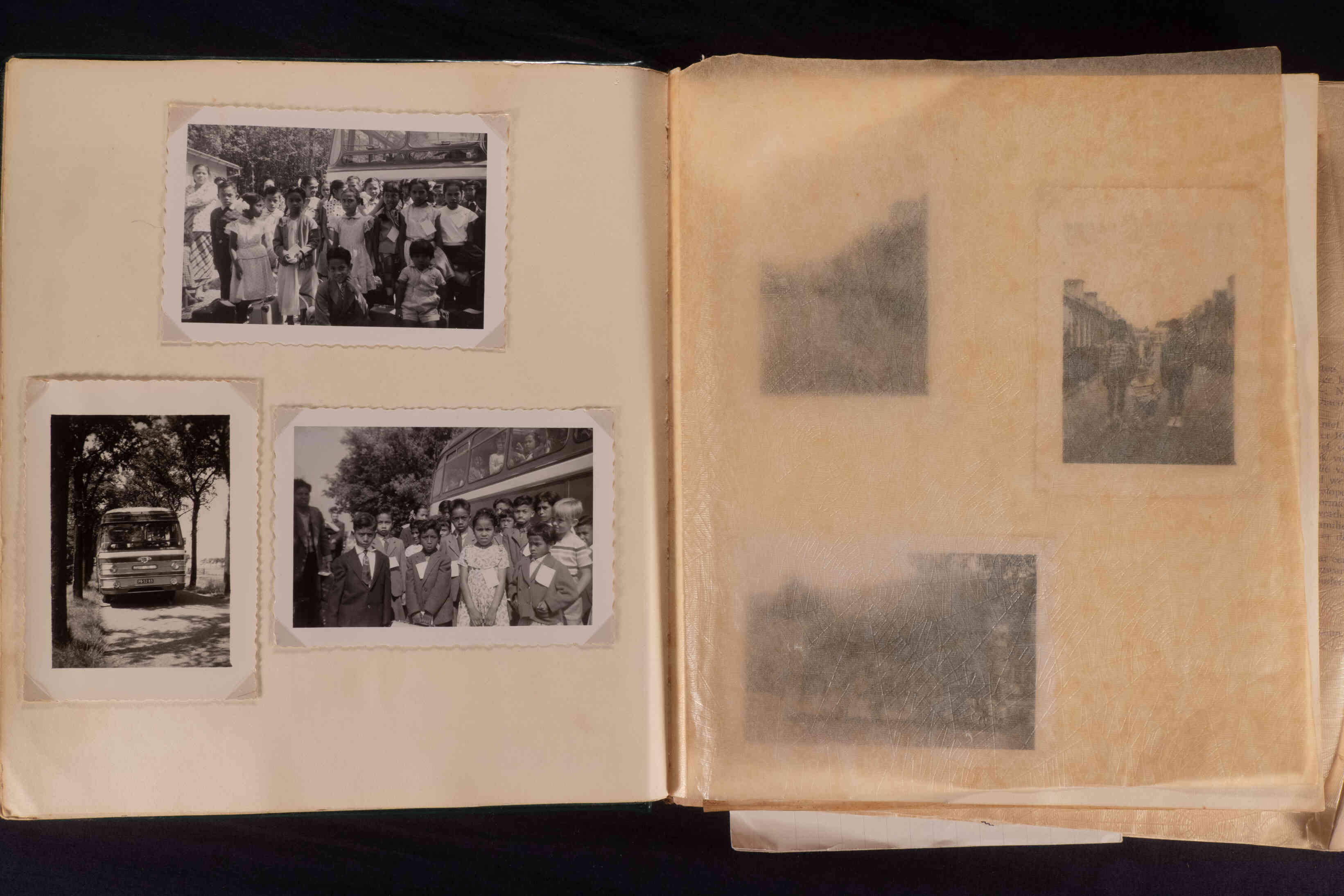 Groep ambonese kinderen op weg naar Leeuwarden rond 1958