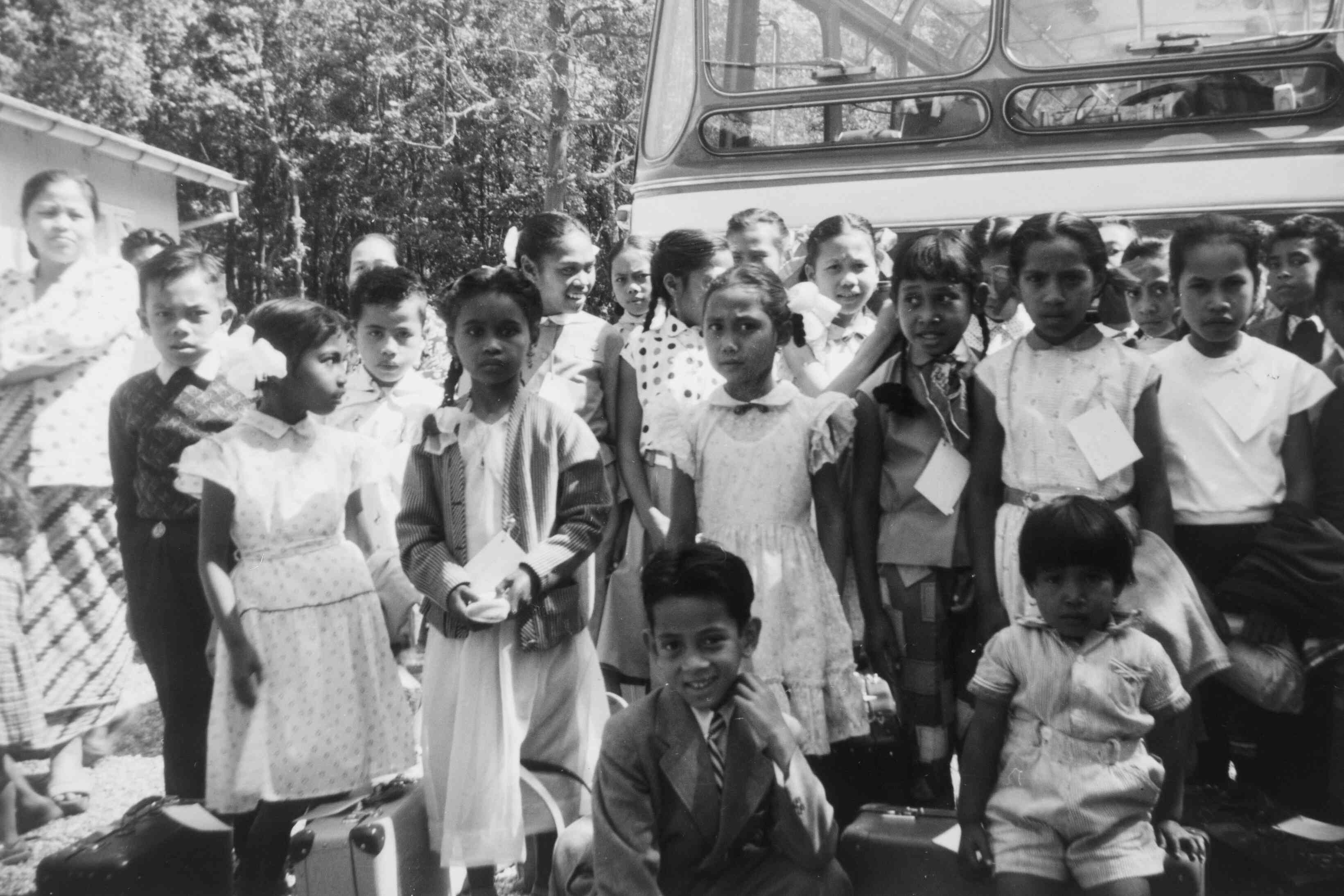 Oude foto van groep Ambonese kinderen met de bus op weg naar Leeuwarden rond 1958