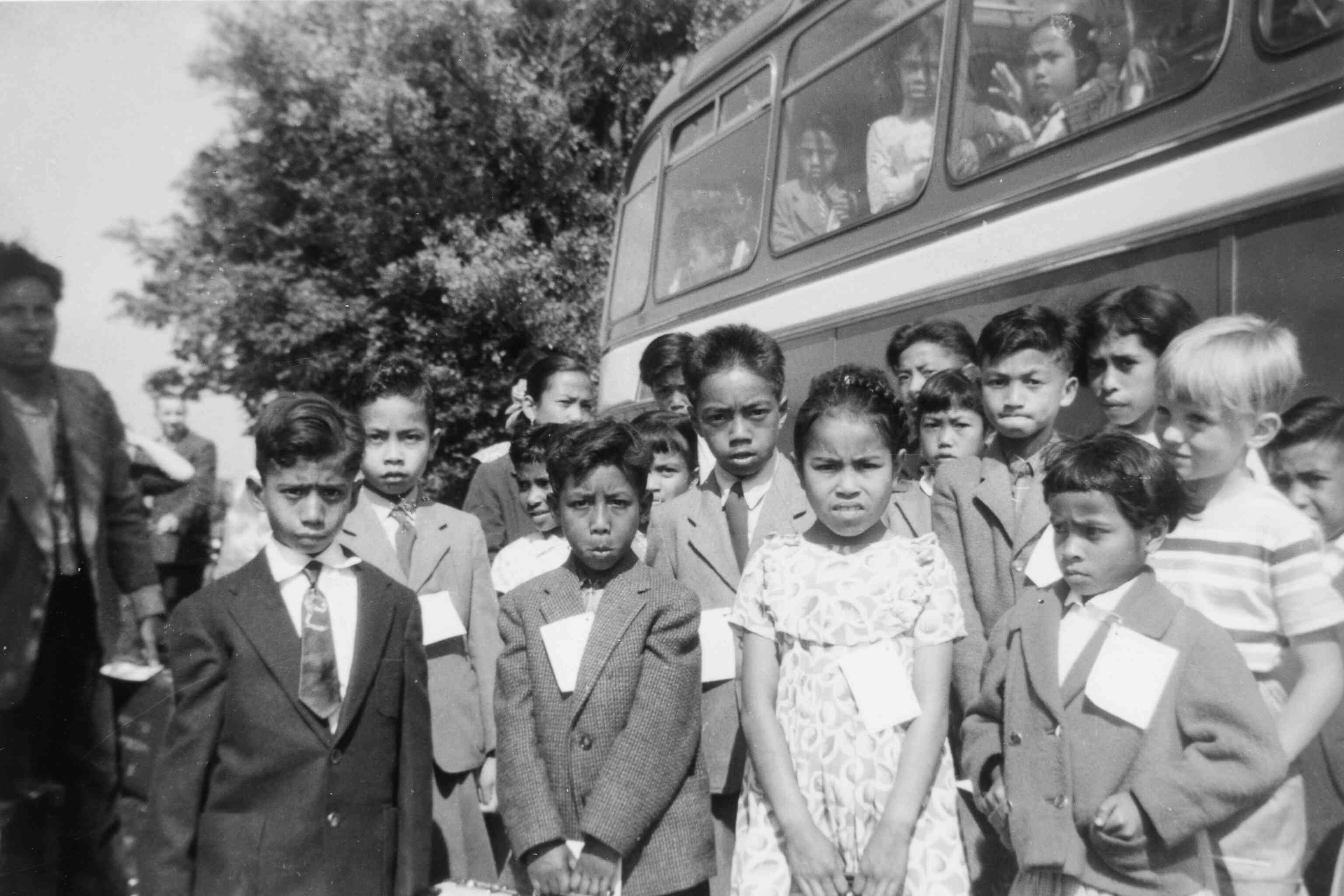 Oude foto van groep ambonese kinderen netjes in de kleren voor vakantie in Leeuwarden rond 1958