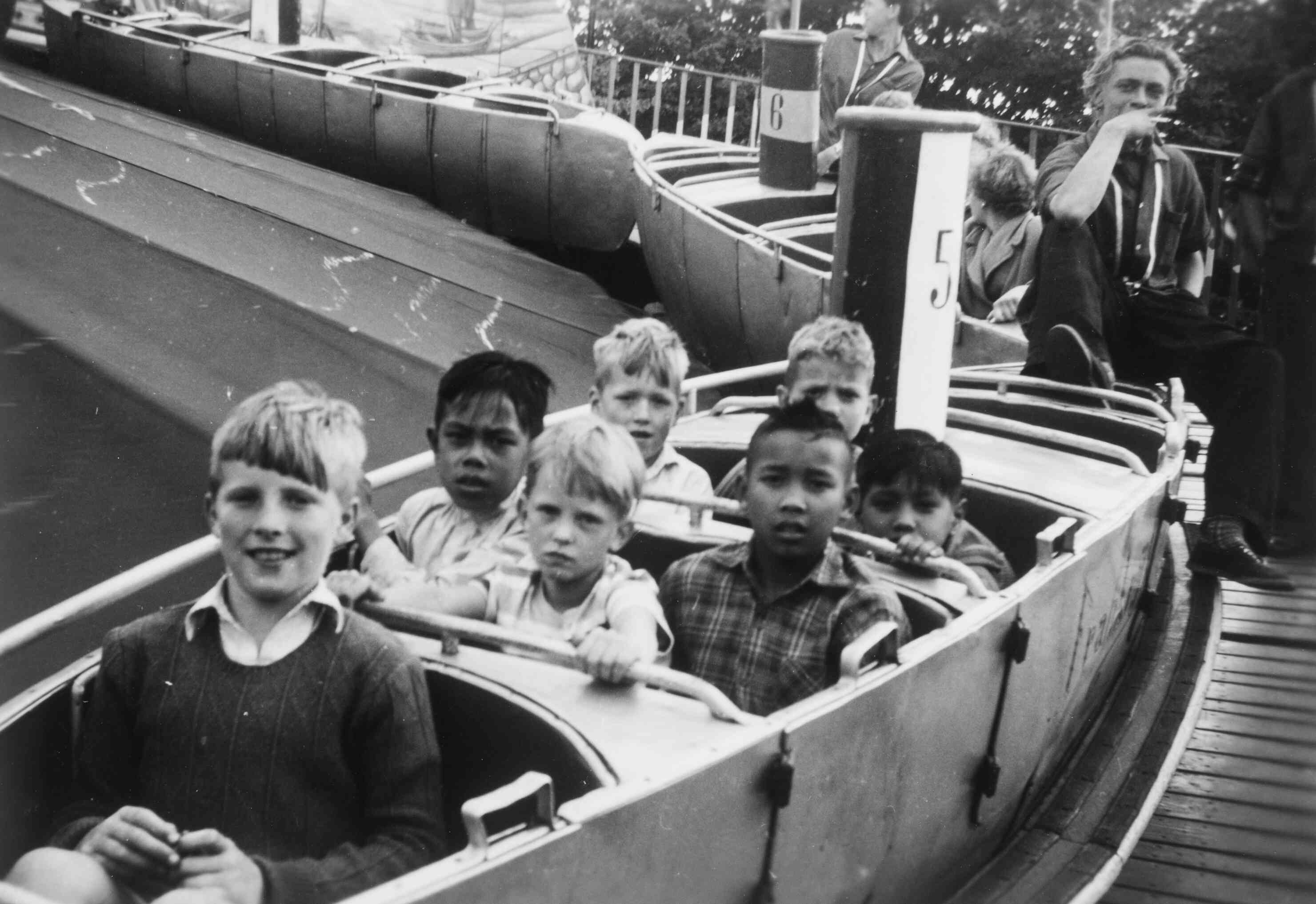 Als we in de achtbaan gaan. Mag die toch niet stil gaan staan.