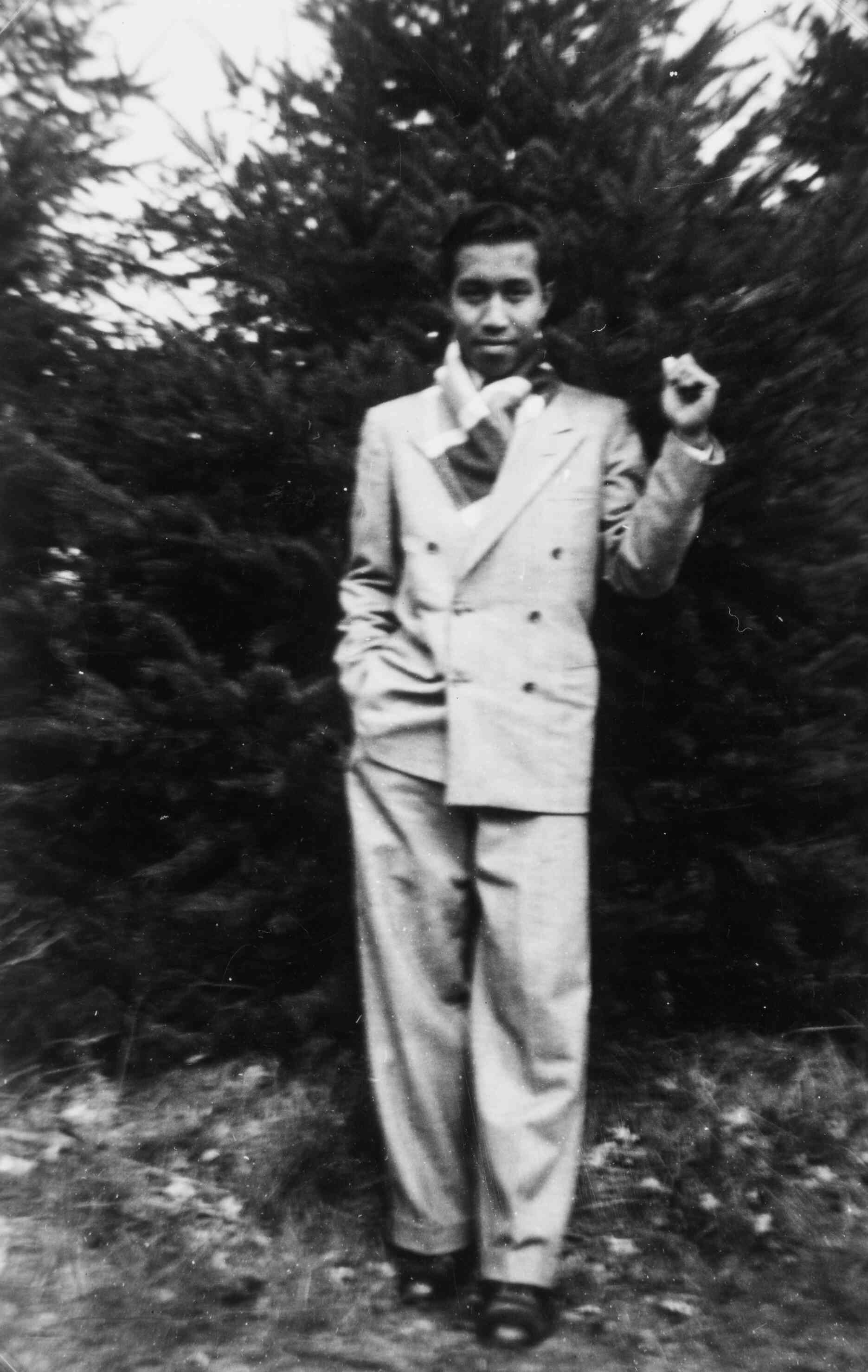 Ambonese man in pak, in Nederland, eind jaren 50