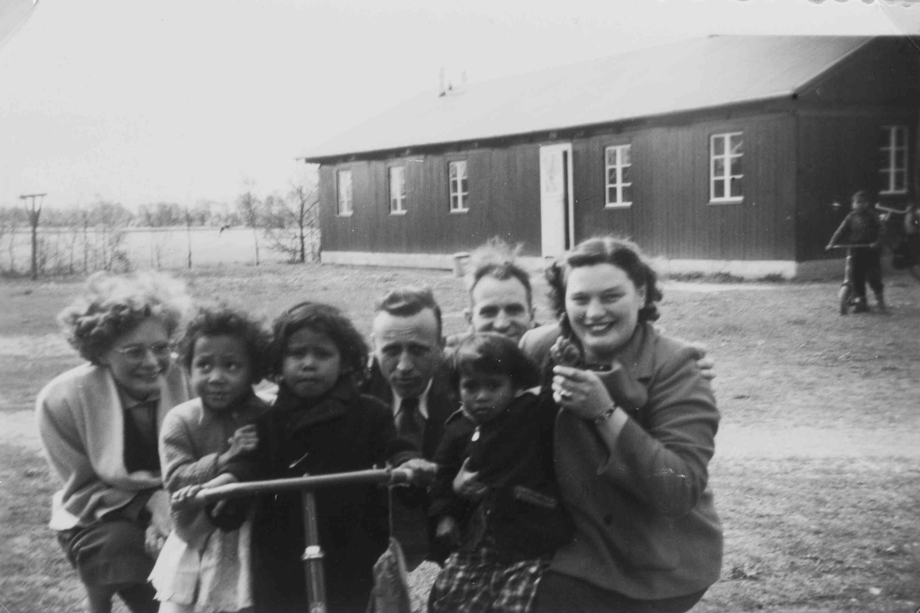 Ambonese kinderen logeren bij Friese pleegouders,  rond 1960