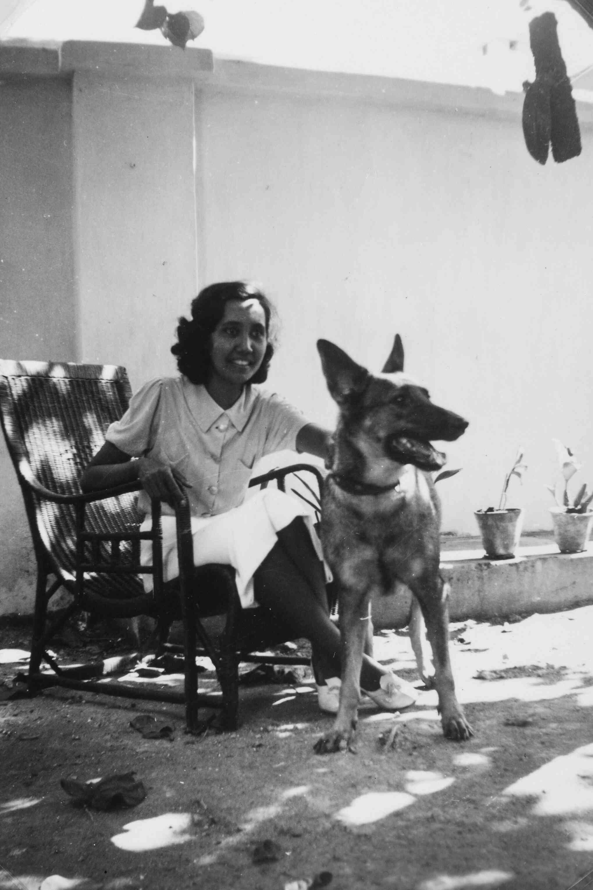 Indonesische vrouw met Duitse herdershond in Nederland, eind jaren 1950