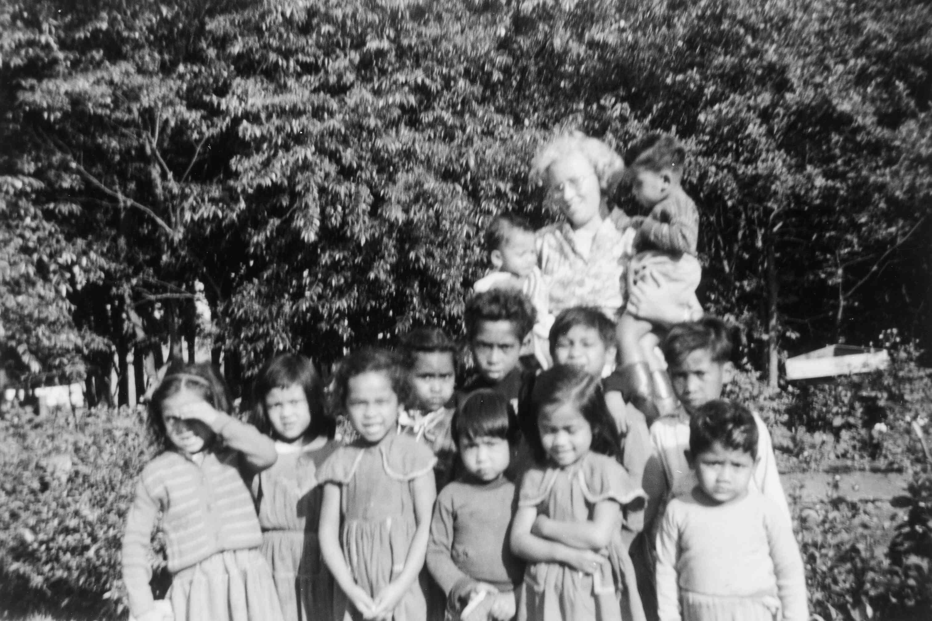 Klaske Kooistra met een groep Ambonese kinderen