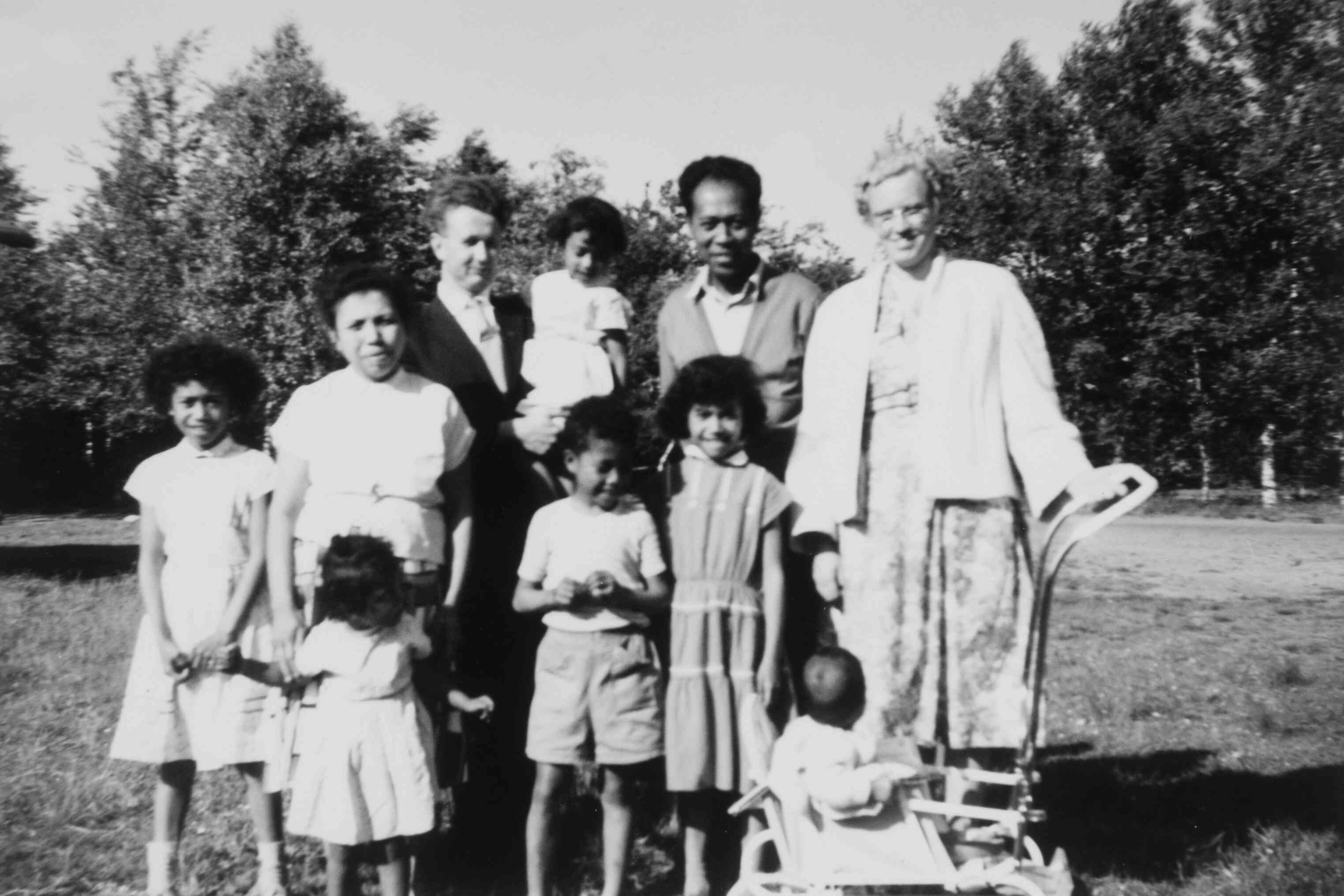 Ambonese kinderen logeren bij pleegouders, rond 1960