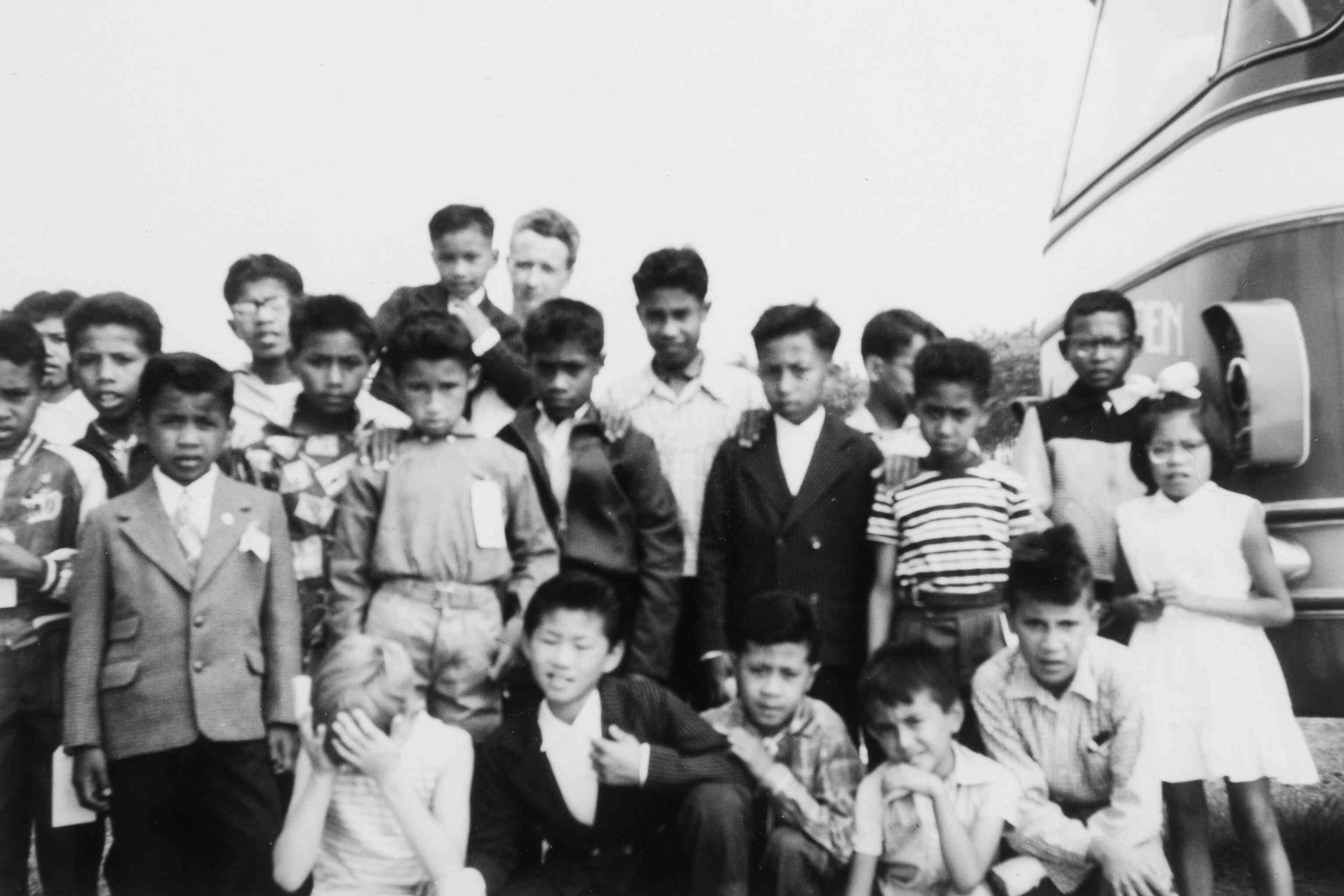 Oude wazige groepsfoto van Ambonezen