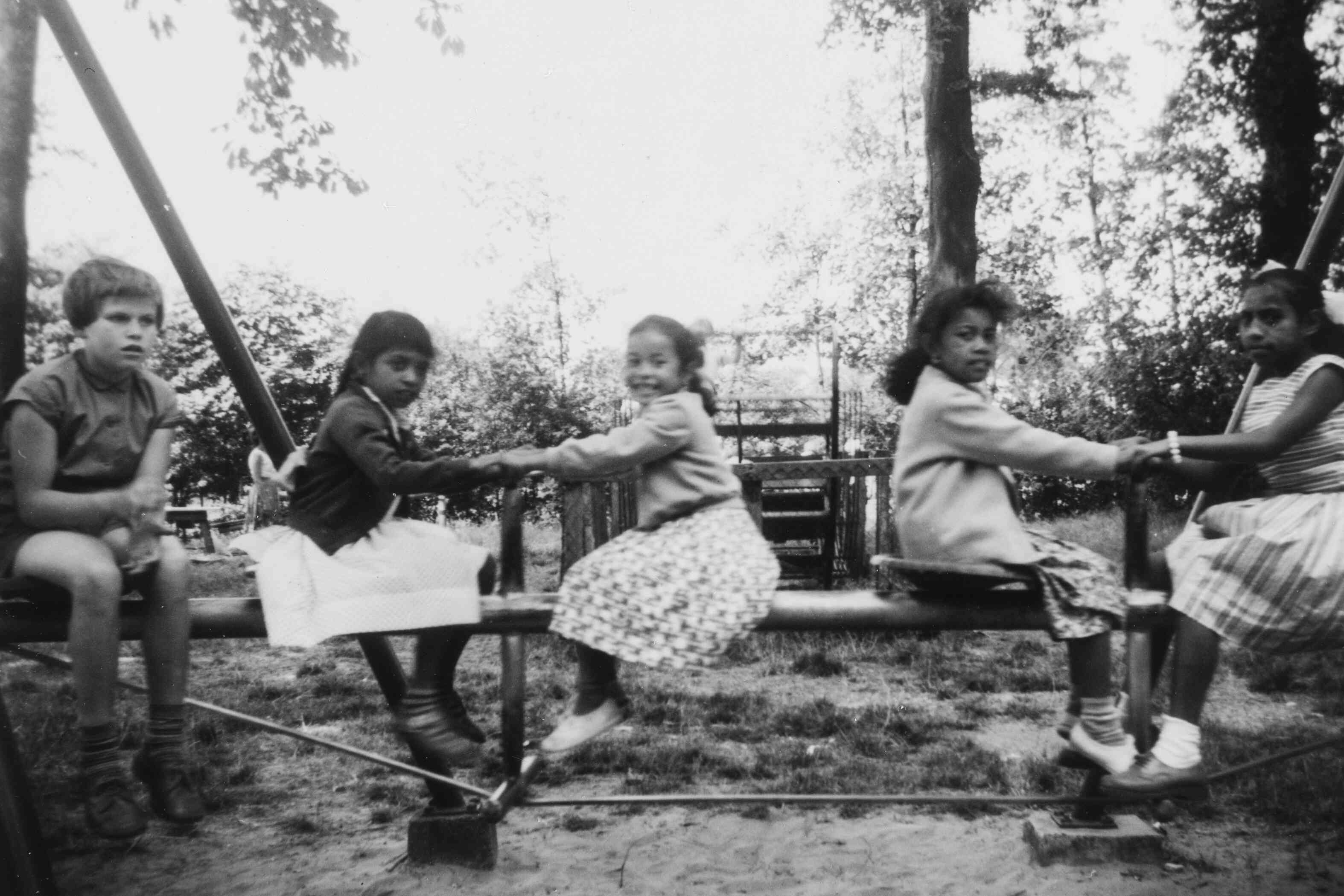 Ambonese kinderen in speeltuin in Nederland, eind jaren 1950