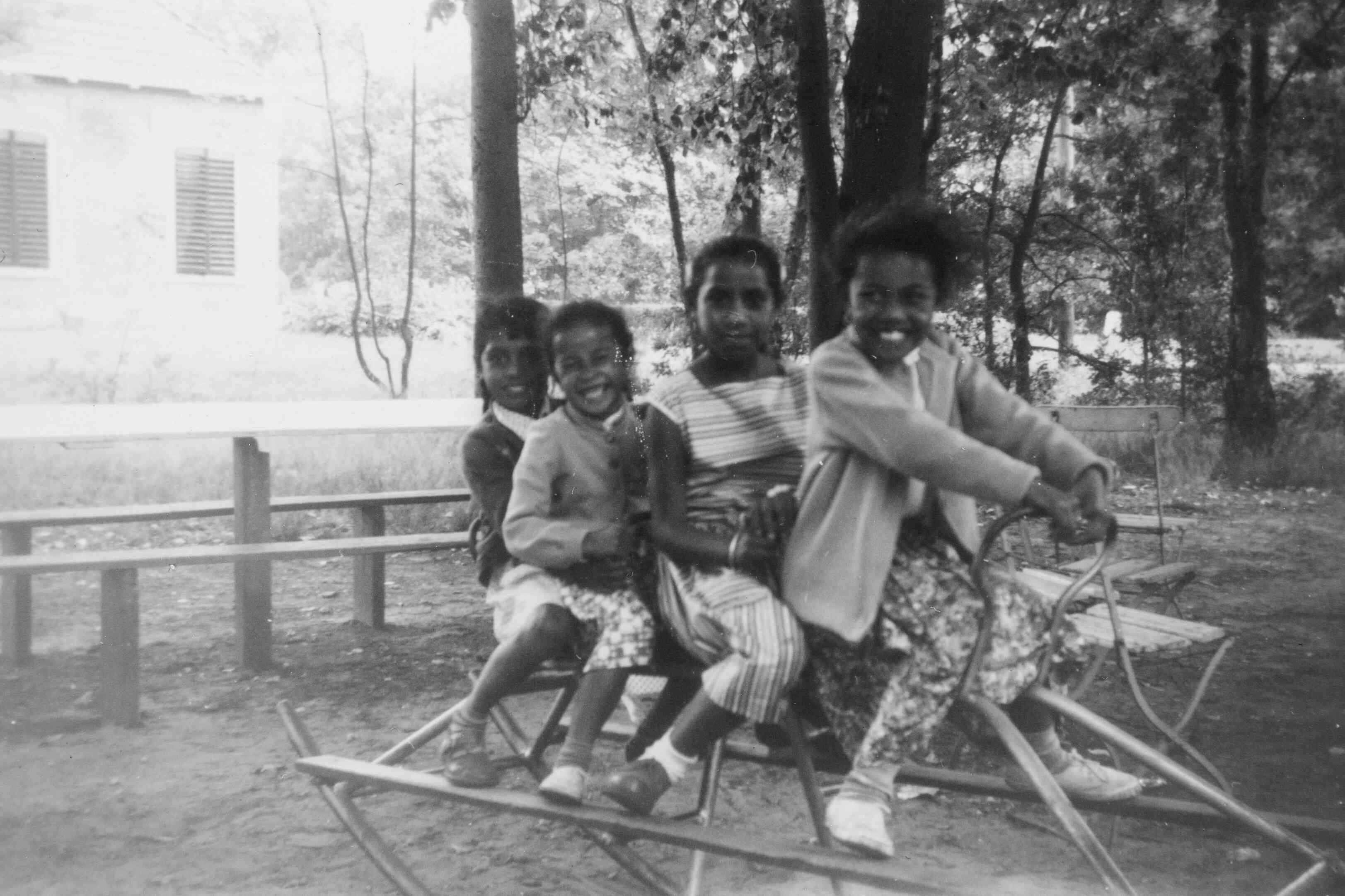 Ambonese kinderen in speeltuin in Nederland, eind jaren 1950